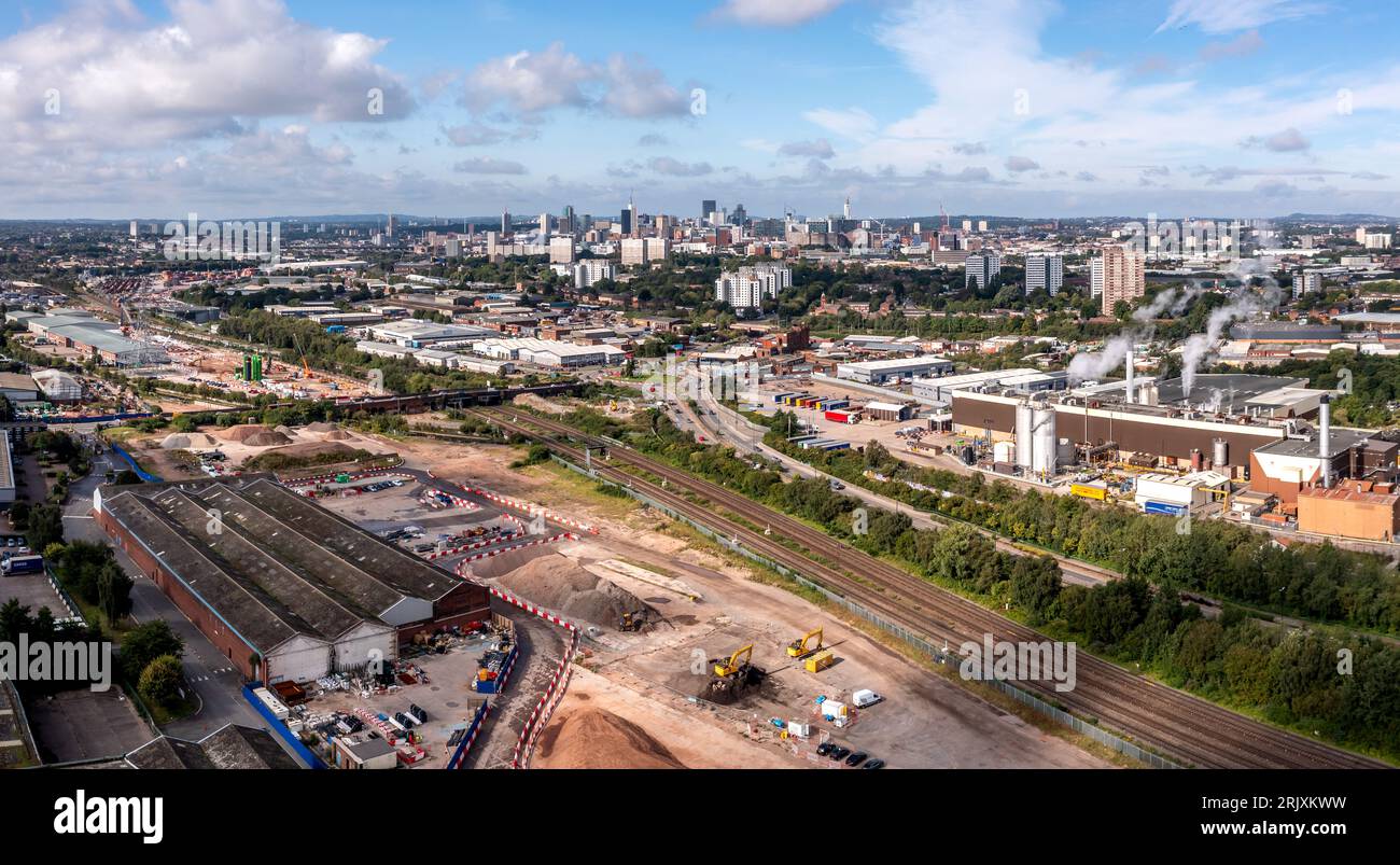 BIRMINGHAM, ROYAUME-UNI - 21 AOÛT 2023. Une vue panoramique aérienne d'un horizon urbain de Birmingham avec la nouvelle route HS2 et le chantier de construction en cours d'exécution alo Banque D'Images