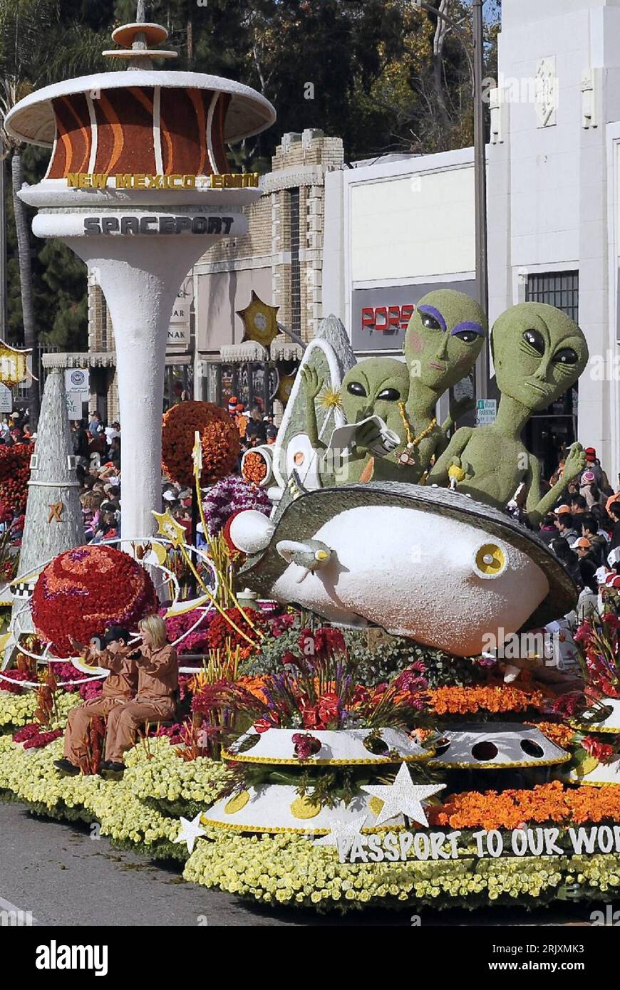 Bildnummer : 52316959 Datum : 01.01.2008 Copyright : imago/Xinhua Aliens auf dem Umzugswagen - New Mexico Float - anlässlich der 119. jährlichen Rosenparade in Pasadena PUBLICATIONxNOTxINxCHN, Objekte , Personen , kurios , premiumd; 2008, Pasadena, Rosenparade, Straßenfeste, Parade, Paraden, Teilnehmer, Alien, Außerirdischer, Außerirdische, Spaceport, Raumschiff, Wagen, Festwagen, Schriftzug, englisch, Puppe, Puppen ; , hoch, Kbdig, totale, , o0 Rose, traditionnelle Feste Banque D'Images