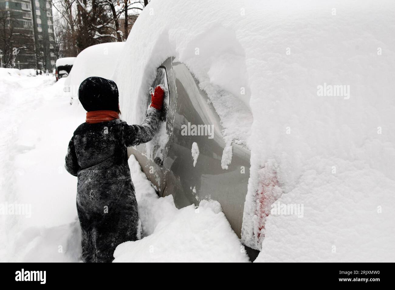 Bildnummer : 52318234 Datum : 03.01.2008 Copyright : imago/Xinhua Kleiner  Junge befreit ein auto vom Schnee nach einem plötzlichen Wintereinbruch in  Bukarest PUBLICATIONxNOTxINxCHN , Personen , Objekte , premiumd ; 2008,  Rumänien