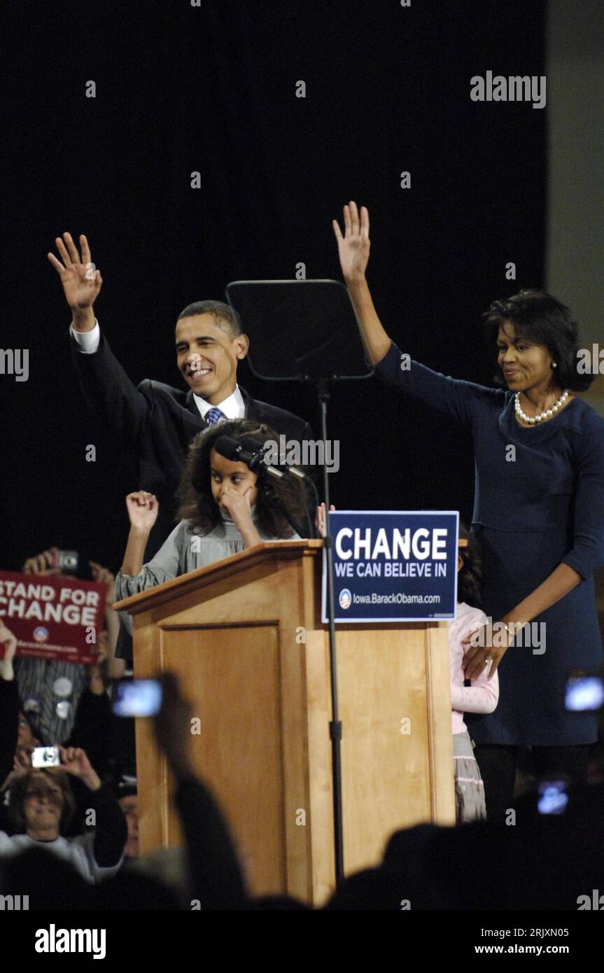 Bildnummer : 52319053 Date de référence : 03.01.2008 Copyright : imago/Xinhua Präsidentschaftskandidat Barack Obama (USA/Demokraten/Senator Illinois) feiert seinen Sieg BEI der ersten Kandidaten-Kür in des Moines - Iowa - changement. Nous pouvons croire en - PUBLICATIONxNOTxINxCHN, Personen , Begeisterung , Freude , optimistisch , Premiumd ; 2008, USA, Iowa, Wahl, Wahlen, Wahlkampf, Präsidentschaftswahl, Präsidentschaftswahlen, Schriftzug, Vorwahlen, Familie, Frau, Kind, Winkt; , hoch, Kbdig, Gruppenbild, Aktion, Politik, Nordamerika Banque D'Images