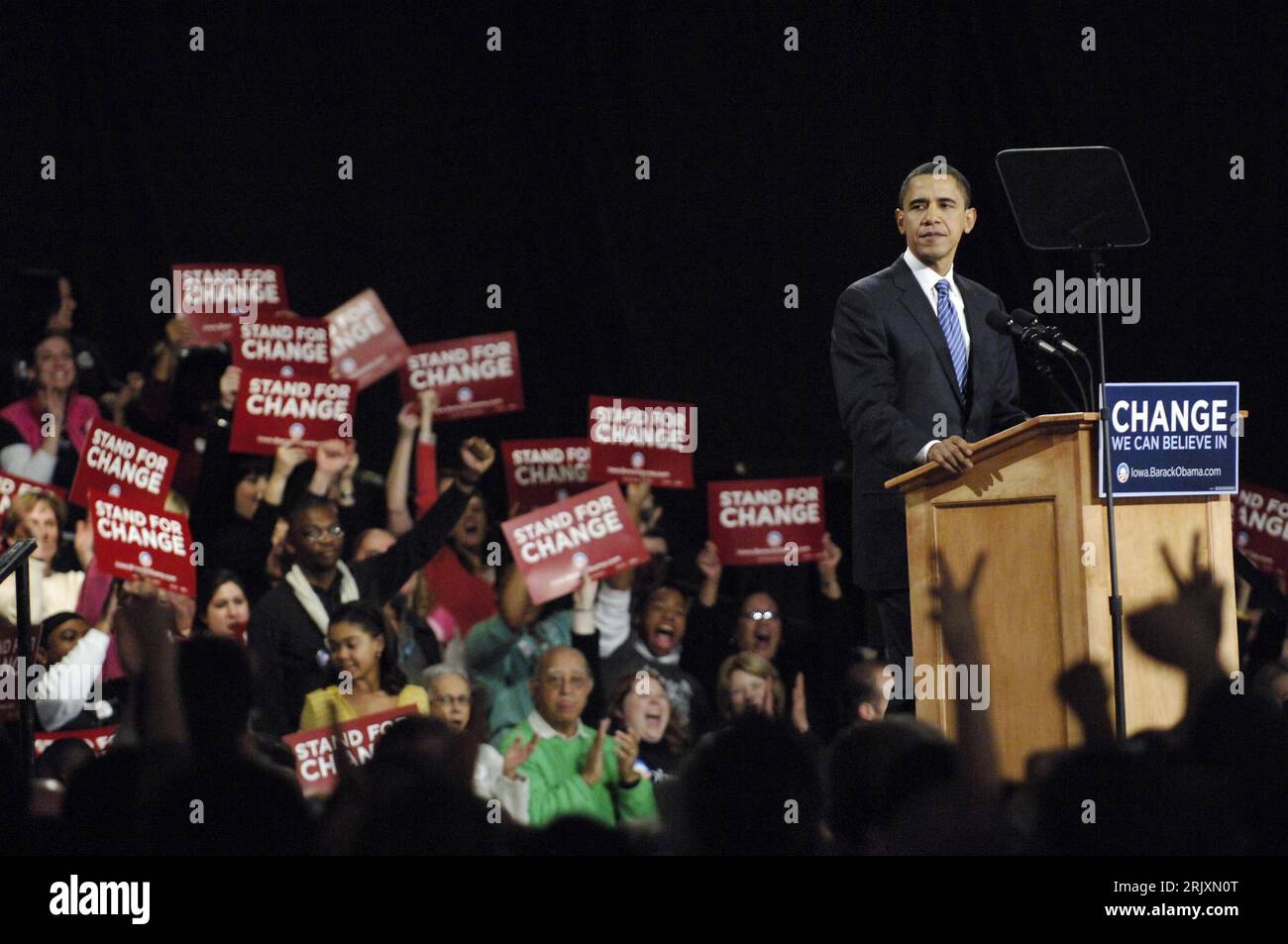 Bildnummer : 52319055 Date de référence : 03.01.2008 Copyright : imago/Xinhua Präsidentschaftskandidat Barack Obama (USA/Demokraten/Senator Illinois) feiert seinen Sieg BEI der ersten Kandidaten-Kür in des Moines - Iowa - changement. Nous pouvons croire en - PUBLICATIONxNOTxINxCHN, Personen , premiumd ; 2008, USA, Iowa, Wahl, Wahlen, Wahlkampf, Präsidentschaftswahl, Präsidentschaftswahlen, Schriftzug, Vorwahlen, Sieger, Anhänger, Einheimische, Plakate, Plakat ; , quer, Kbdig, totale, Aktion, Politik, Nordamerika Banque D'Images