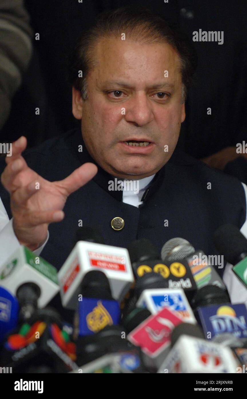 Bildnummer : 52324495 Datum : 07.01.2008 Copyright : imago/Xinhua Nawaz Sharif (Pakistan) während einer Pressekonferenz in Lahore - PUBLICATIONxNOTxINxCHN , Personen ; 2008, Politiker, Politik, Pressetermin, Gestik ; , hoch, Kbdig, Einzelbild, close, Randbild, les gens, Banque D'Images