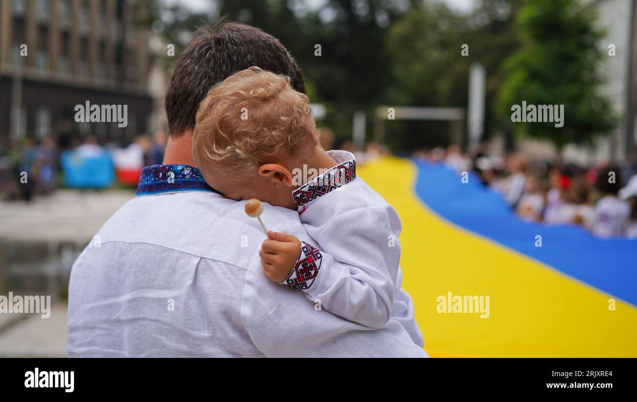 Célébration du jour de l'indépendance de l'Ukraine, jour du drapeau national, jour de la Constitution. Les gens ont déployé un énorme drapeau bleu-jaune le 24 août. Procession patriotique Banque D'Images