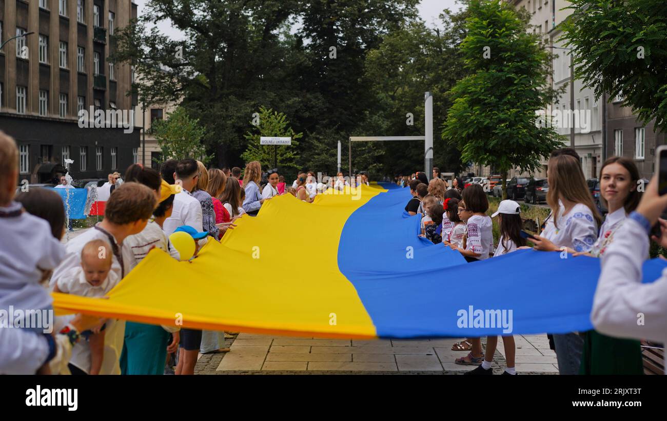 Célébration du jour de l'indépendance de l'Ukraine, jour du drapeau national, jour de la Constitution. Les gens ont déployé un énorme drapeau bleu-jaune le 24 août. Procession patriotique Banque D'Images