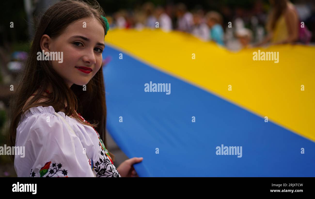 Célébration du jour de l'indépendance de l'Ukraine, jour du drapeau national, jour de la Constitution. Les gens ont déployé un énorme drapeau bleu-jaune le 24 août. Procession patriotique Banque D'Images