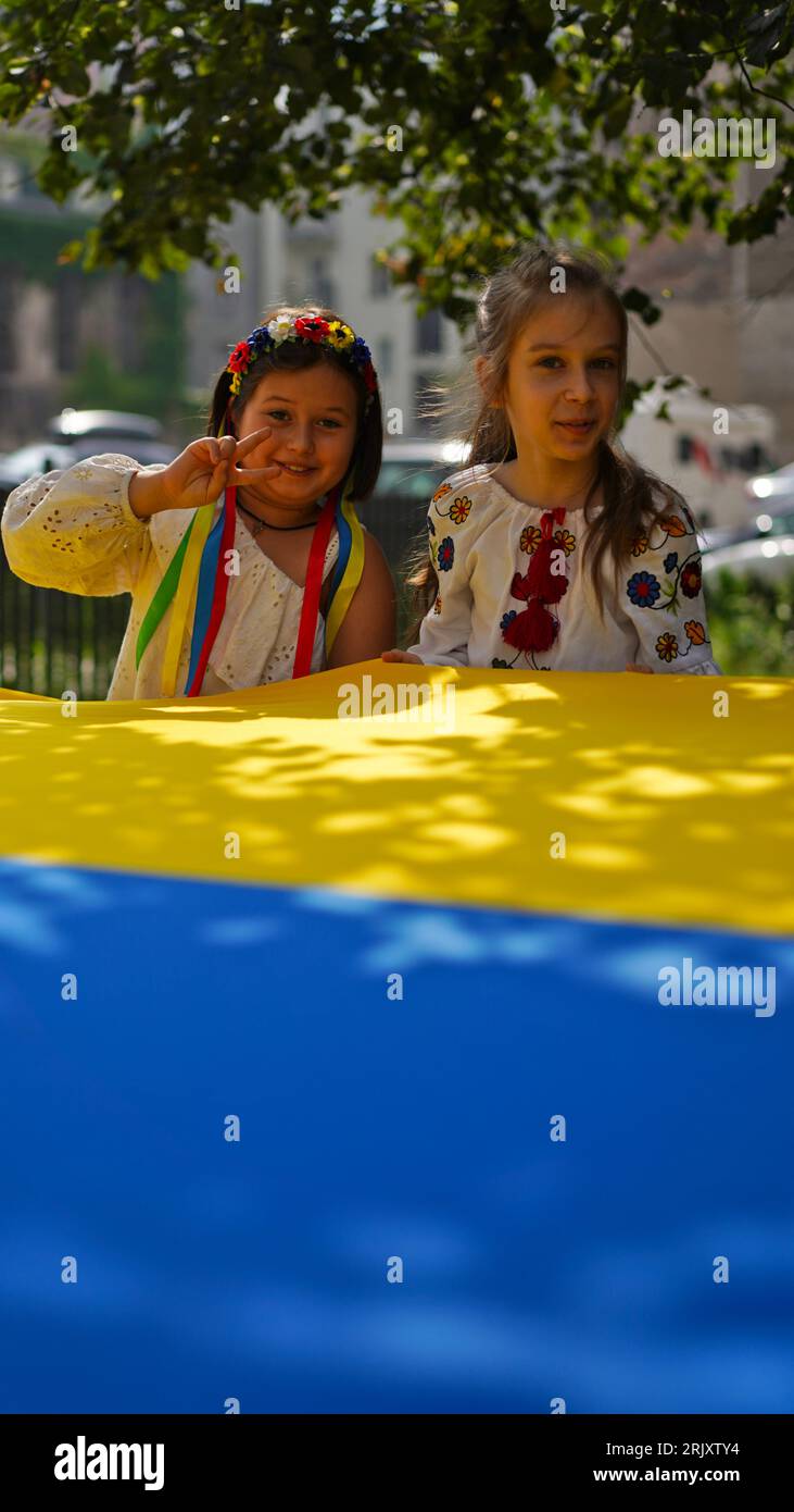 Célébration du jour de l'indépendance de l'Ukraine, jour du drapeau national, jour de la Constitution. Les gens ont déployé un énorme drapeau bleu-jaune le 24 août. Procession patriotique Banque D'Images