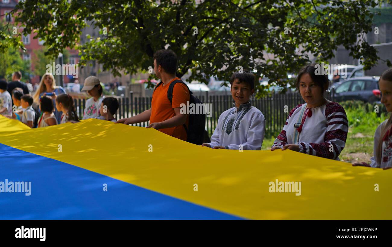 Célébration du jour de l'indépendance de l'Ukraine, jour du drapeau national, jour de la Constitution. Les gens ont déployé un énorme drapeau bleu-jaune le 24 août. Procession patriotique Banque D'Images