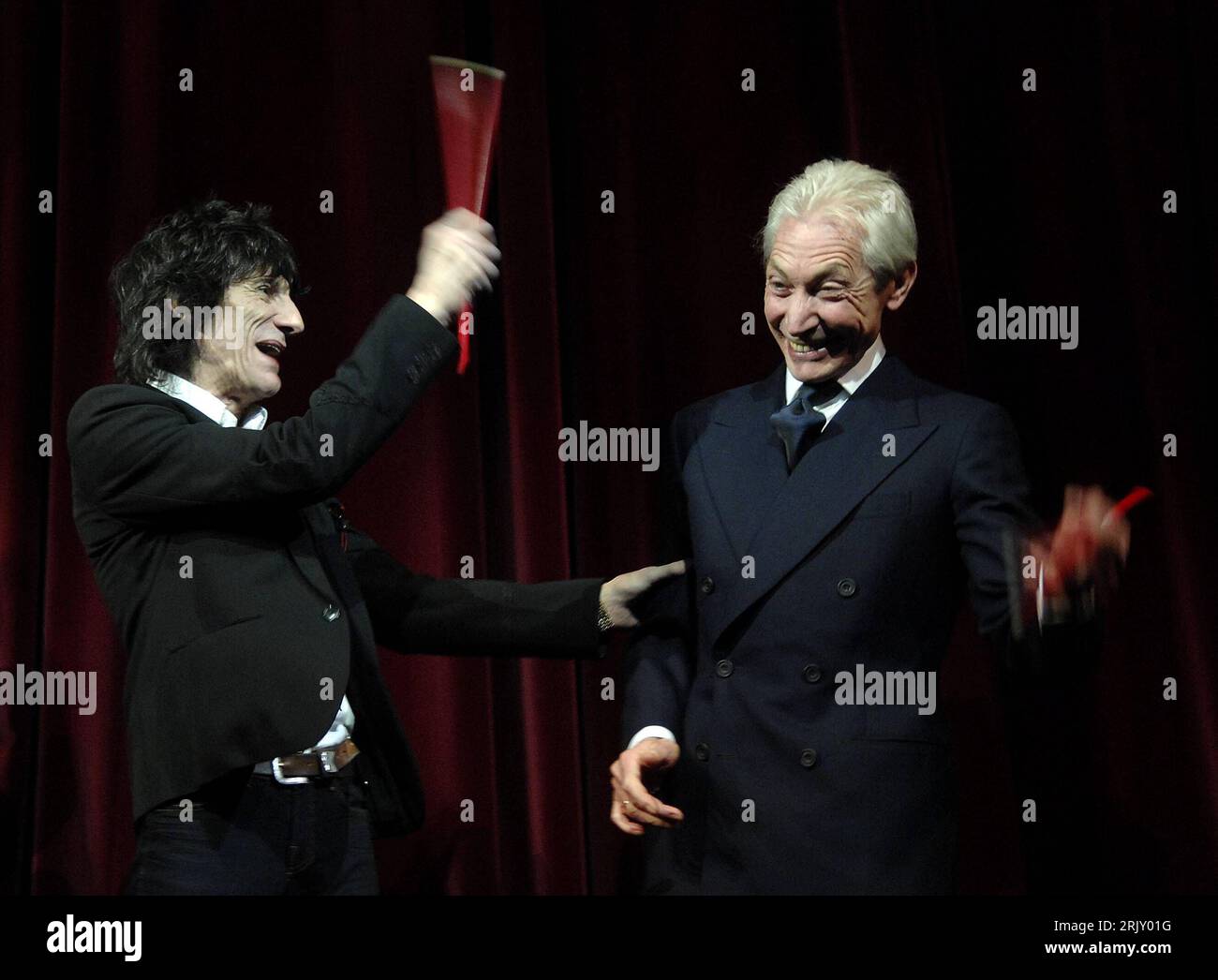 Le bassiste Ron Wood (li.) Und Schlagzeuger Charlie Watts (beide the Rolling Stones) anlässlich der Eröffnungsgala der 58. International Filmfestspiele à Berlin - PUBLICATIONxNOTxINxCHN le bassiste Ron Wood et le batteur Charlie Watts ont quitté les Rolling Stones lors du gala d'ouverture du Festival International du film 58 à Berlin PUBLICATIONxNOTxINxCHN Banque D'Images