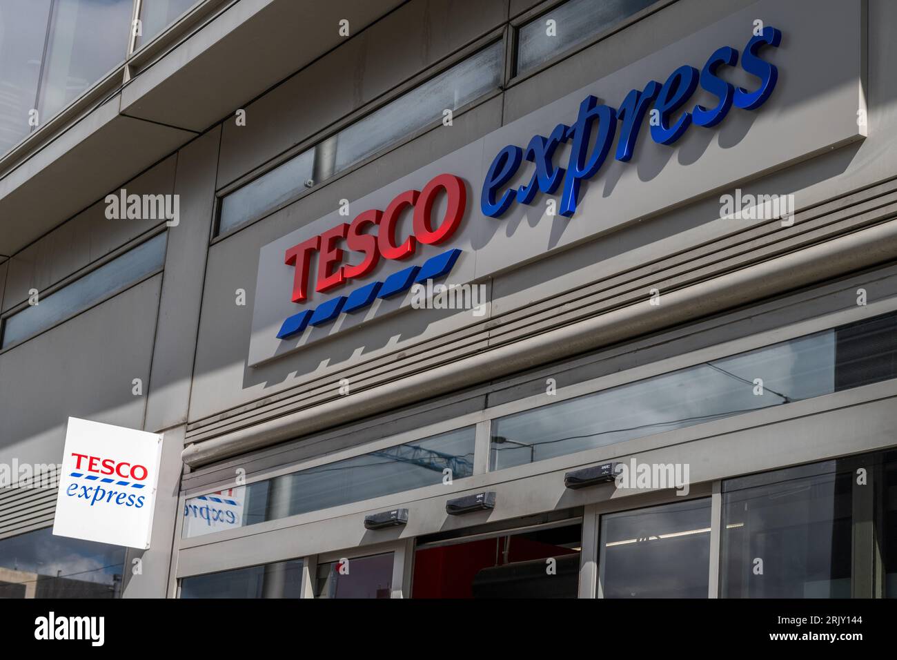 Supermarché Tesco Express à Dublin, Irlande. Banque D'Images