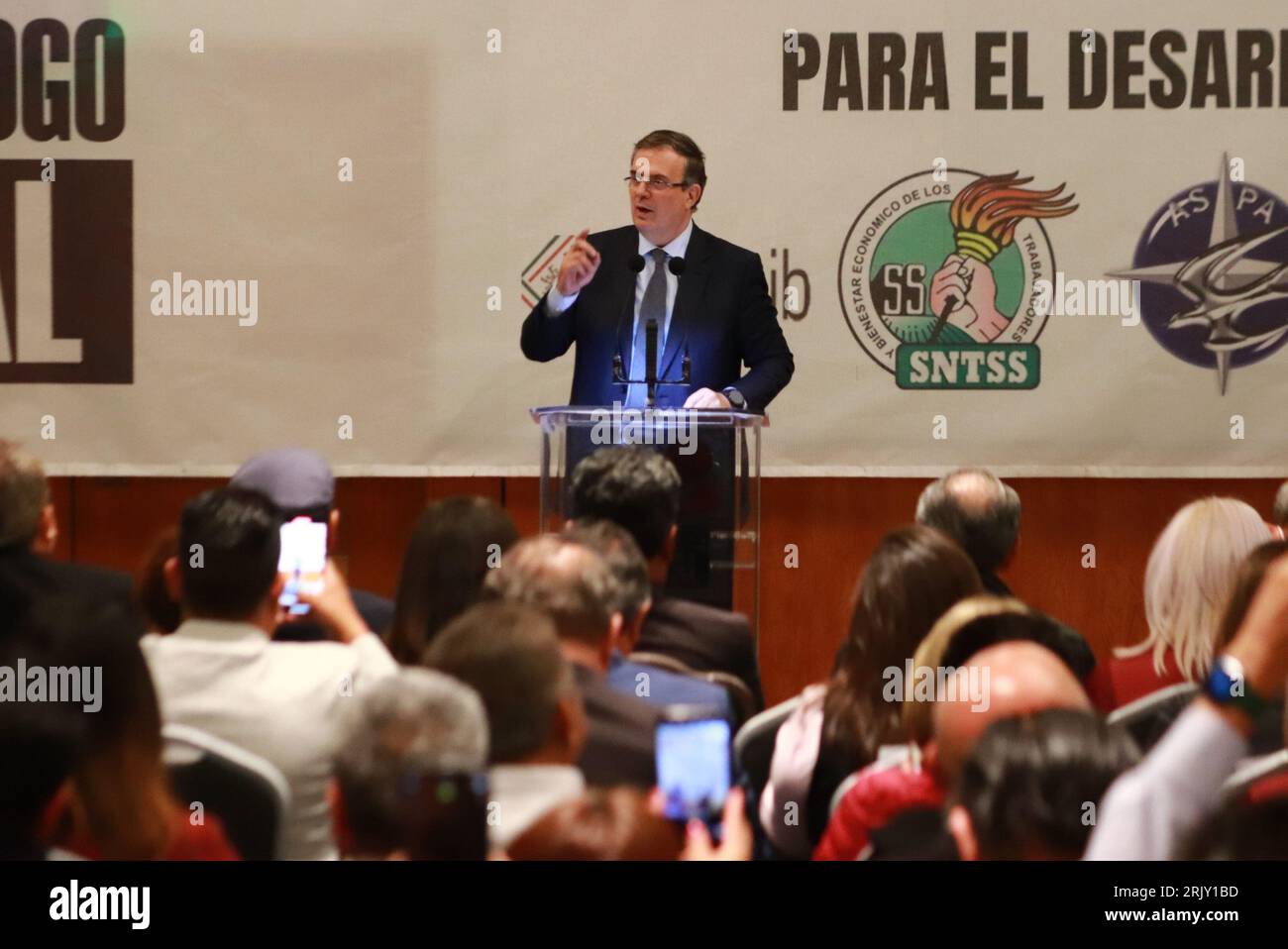 23 août 2023 à Mexico, Mexique, l'aspirant à la coordination de la défense de la transformation ; Marcelo Ebrard Casaubon, prend la parole lors d'une réunion pour ''l'unité, le renforcement du syndicalisme et le dialogue pour le développement du pays'' avec les organisations syndicales. Le 23 août 2023. À Mexico. (Image de crédit : © Carlos Santiago/eyepix via ZUMA Press Wire) USAGE ÉDITORIAL SEULEMENT! Non destiné à UN USAGE commercial ! Banque D'Images 23 août 2023 à Mexico, Mexique, l'aspirant à la coordination de la défense de la transformation ; Marcelo Ebrard Casaubon, prend la parole lors d'une réunion pour ''l'unité, le renforcement du syndicalisme et le dialogue pour le développement du pays'' avec les organisations syndicales. Le 23 août 2023. À Mexico. (Image de crédit : © Carlos Santiago/eyepix via ZUMA Press Wire) USAGE ÉDITORIAL SEULEMENT! Non destiné à UN USAGE commercial ! Banque D'Images