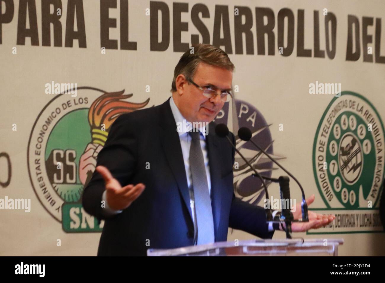 23 août 2023 à Mexico, Mexique, l'aspirant à la coordination de la défense de la transformation ; Marcelo Ebrard Casaubon, prend la parole lors d'une réunion pour ''l'unité, le renforcement du syndicalisme et le dialogue pour le développement du pays'' avec les organisations syndicales. Le 23 août 2023. À Mexico. (Image de crédit : © Carlos Santiago/eyepix via ZUMA Press Wire) USAGE ÉDITORIAL SEULEMENT! Non destiné à UN USAGE commercial ! Banque D'Images 23 août 2023 à Mexico, Mexique, l'aspirant à la coordination de la défense de la transformation ; Marcelo Ebrard Casaubon, prend la parole lors d'une réunion pour ''l'unité, le renforcement du syndicalisme et le dialogue pour le développement du pays'' avec les organisations syndicales. Le 23 août 2023. À Mexico. (Image de crédit : © Carlos Santiago/eyepix via ZUMA Press Wire) USAGE ÉDITORIAL SEULEMENT! Non destiné à UN USAGE commercial ! Banque D'Images