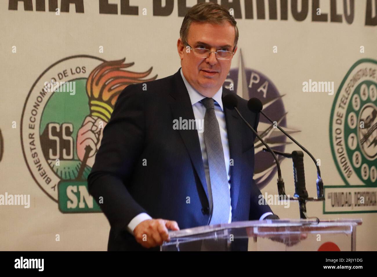 23 août 2023 à Mexico, Mexique, l'aspirant à la coordination de la défense de la transformation ; Marcelo Ebrard Casaubon, prend la parole lors d'une réunion pour ''l'unité, le renforcement du syndicalisme et le dialogue pour le développement du pays'' avec les organisations syndicales. Le 23 août 2023. À Mexico. (Image de crédit : © Carlos Santiago/eyepix via ZUMA Press Wire) USAGE ÉDITORIAL SEULEMENT! Non destiné à UN USAGE commercial ! Banque D'Images 23 août 2023 à Mexico, Mexique, l'aspirant à la coordination de la défense de la transformation ; Marcelo Ebrard Casaubon, prend la parole lors d'une réunion pour ''l'unité, le renforcement du syndicalisme et le dialogue pour le développement du pays'' avec les organisations syndicales. Le 23 août 2023. À Mexico. (Image de crédit : © Carlos Santiago/eyepix via ZUMA Press Wire) USAGE ÉDITORIAL SEULEMENT! Non destiné à UN USAGE commercial ! Banque D'Images