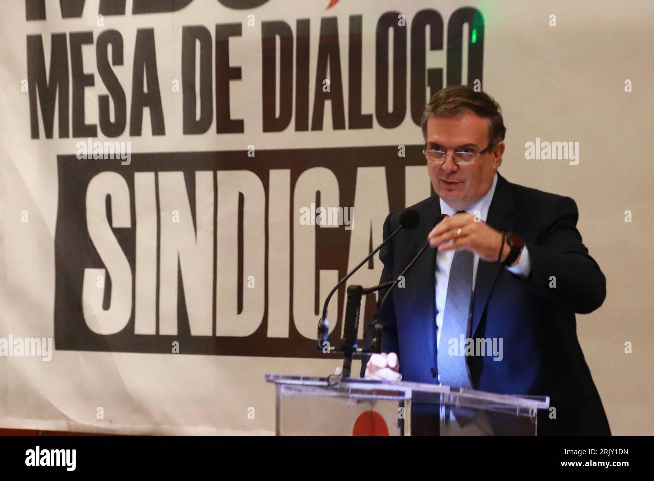 23 août 2023 à Mexico, Mexique, l'aspirant à la coordination de la défense de la transformation ; Marcelo Ebrard Casaubon, prend la parole lors d'une réunion pour ''l'unité, le renforcement du syndicalisme et le dialogue pour le développement du pays'' avec les organisations syndicales. Le 23 août 2023. À Mexico. (Image de crédit : © Carlos Santiago/eyepix via ZUMA Press Wire) USAGE ÉDITORIAL SEULEMENT! Non destiné à UN USAGE commercial ! Banque D'Images 23 août 2023 à Mexico, Mexique, l'aspirant à la coordination de la défense de la transformation ; Marcelo Ebrard Casaubon, prend la parole lors d'une réunion pour ''l'unité, le renforcement du syndicalisme et le dialogue pour le développement du pays'' avec les organisations syndicales. Le 23 août 2023. À Mexico. (Image de crédit : © Carlos Santiago/eyepix via ZUMA Press Wire) USAGE ÉDITORIAL SEULEMENT! Non destiné à UN USAGE commercial ! Banque D'Images