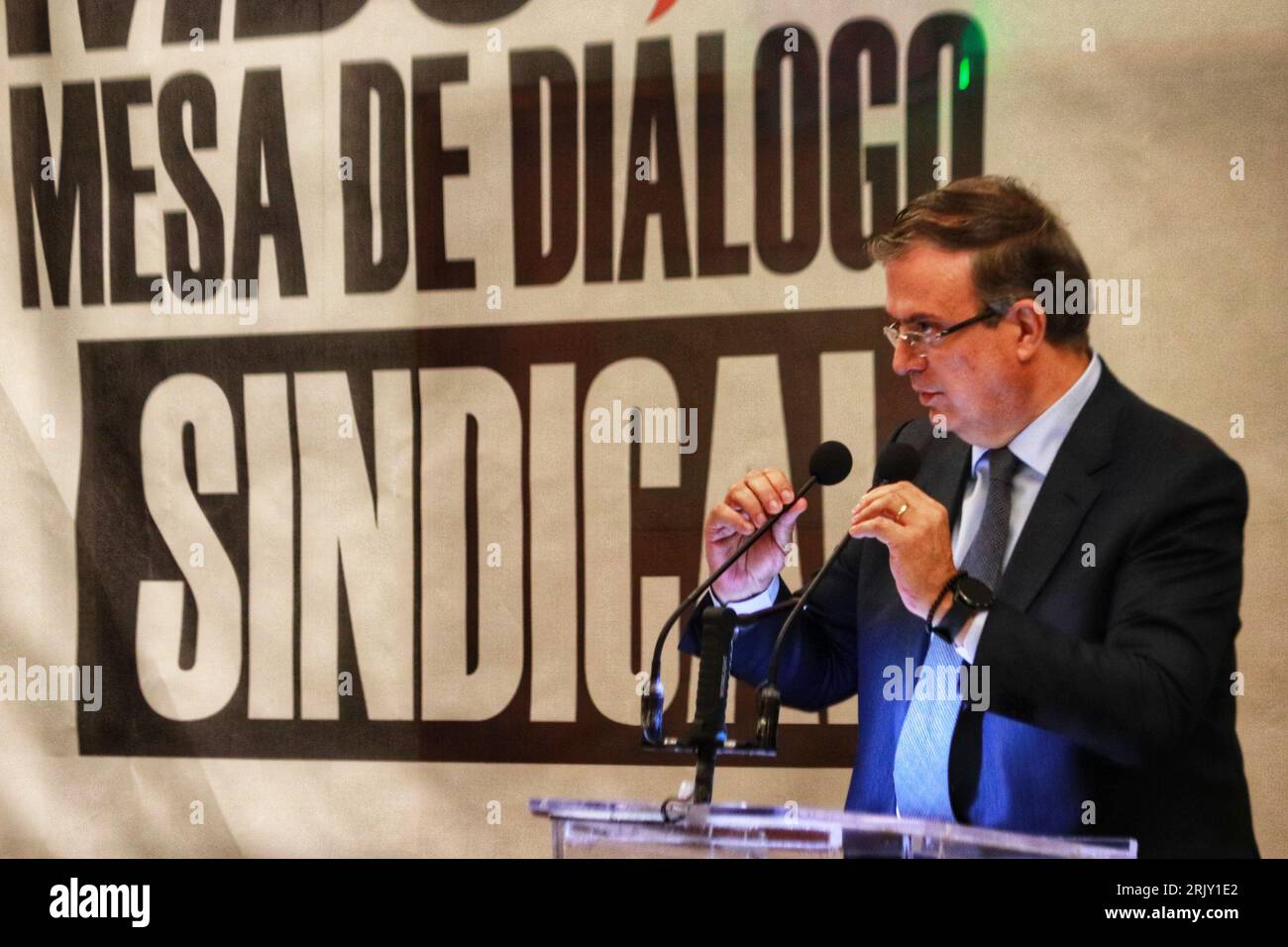 23 août 2023 à Mexico, Mexique, l'aspirant à la coordination de la défense de la transformation ; Marcelo Ebrard Casaubon, prend la parole lors d'une réunion pour ''l'unité, le renforcement du syndicalisme et le dialogue pour le développement du pays'' avec les organisations syndicales. Le 23 août 2023. À Mexico. (Image de crédit : © Carlos Santiago/eyepix via ZUMA Press Wire) USAGE ÉDITORIAL SEULEMENT! Non destiné à UN USAGE commercial ! Banque D'Images 23 août 2023 à Mexico, Mexique, l'aspirant à la coordination de la défense de la transformation ; Marcelo Ebrard Casaubon, prend la parole lors d'une réunion pour ''l'unité, le renforcement du syndicalisme et le dialogue pour le développement du pays'' avec les organisations syndicales. Le 23 août 2023. À Mexico. (Image de crédit : © Carlos Santiago/eyepix via ZUMA Press Wire) USAGE ÉDITORIAL SEULEMENT! Non destiné à UN USAGE commercial ! Banque D'Images