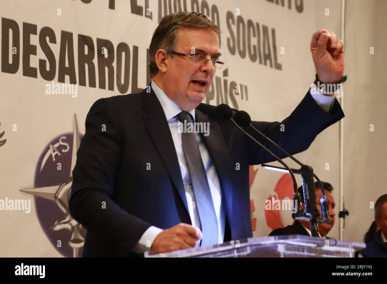 23 août 2023 à Mexico, Mexique, l'aspirant à la coordination de la défense de la transformation ; Marcelo Ebrard Casaubon, prend la parole lors d'une réunion pour ''l'unité, le renforcement du syndicalisme et le dialogue pour le développement du pays'' avec les organisations syndicales. Le 23 août 2023. À Mexico. (Image de crédit : © Carlos Santiago/eyepix via ZUMA Press Wire) USAGE ÉDITORIAL SEULEMENT! Non destiné à UN USAGE commercial ! Banque D'Images 23 août 2023 à Mexico, Mexique, l'aspirant à la coordination de la défense de la transformation ; Marcelo Ebrard Casaubon, prend la parole lors d'une réunion pour ''l'unité, le renforcement du syndicalisme et le dialogue pour le développement du pays'' avec les organisations syndicales. Le 23 août 2023. À Mexico. (Image de crédit : © Carlos Santiago/eyepix via ZUMA Press Wire) USAGE ÉDITORIAL SEULEMENT! Non destiné à UN USAGE commercial ! Banque D'Images