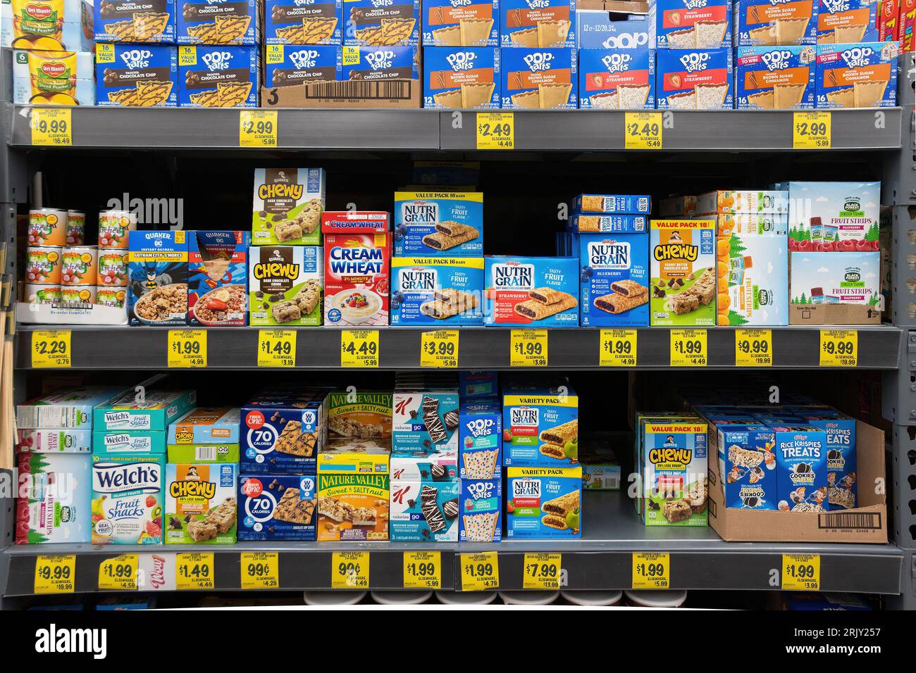 Paquets de collations aux céréales mâchées sur l'étagère d'un supermarché à Palm Springs, Californie, États-Unis Banque D'Images