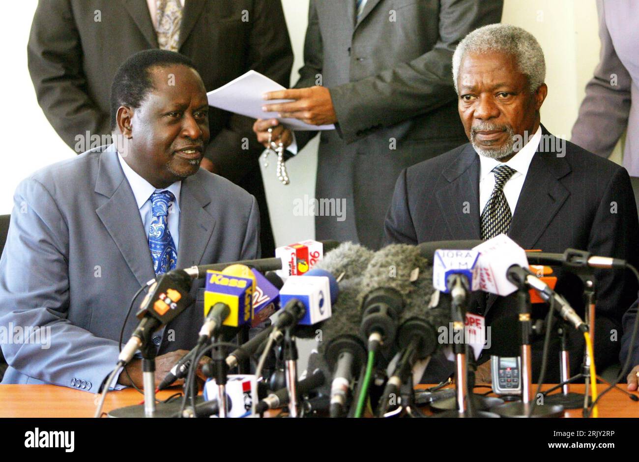 Oppositionsführer Raila Odinga li., Kenia/ODM und Kofi Annan Ghana anlässlich einer Pressekonferenz in Nairobi - PUBLICATIONxNOTxINxCHN Banque D'Images