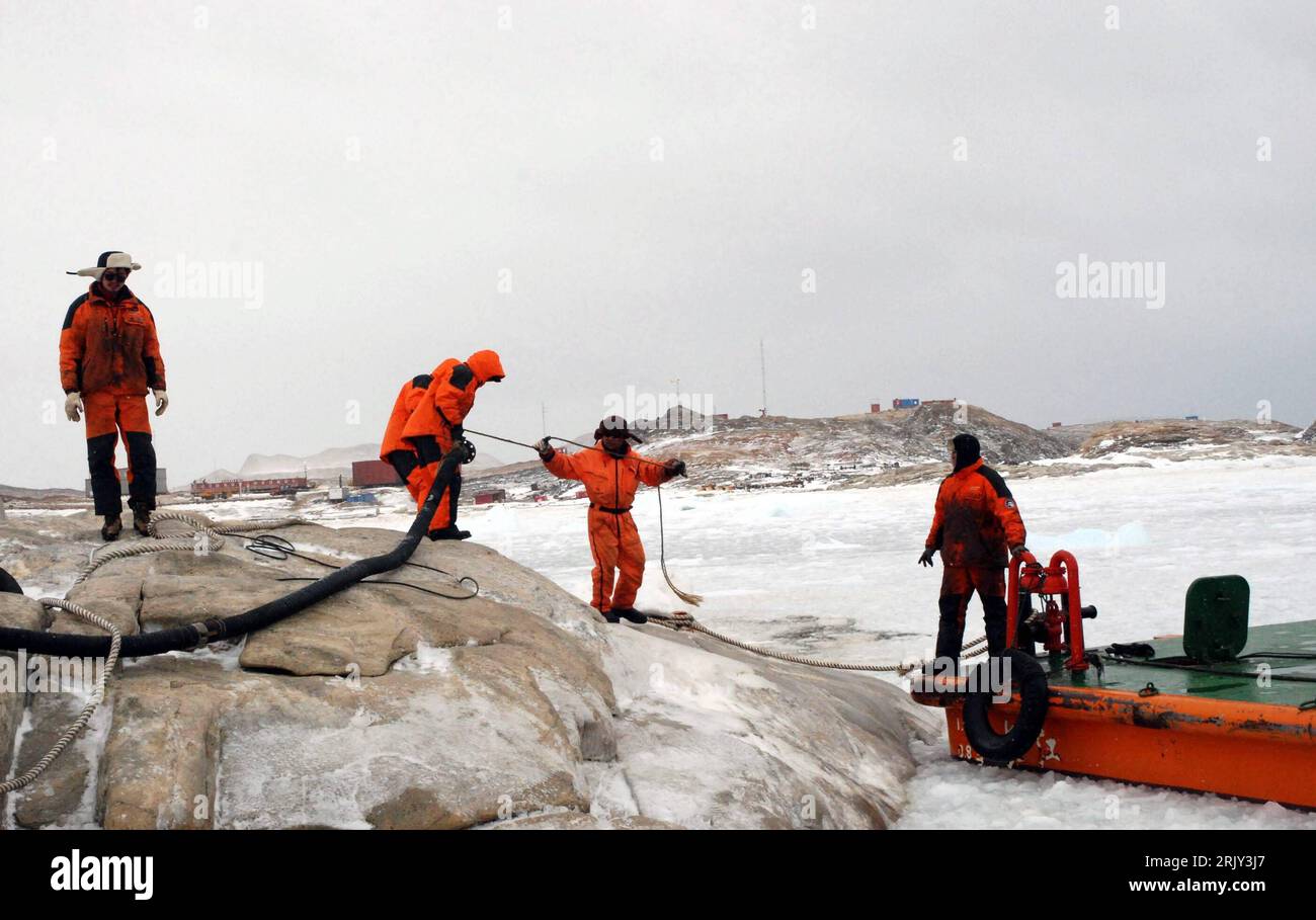Chinesische Wissenschaftler legen eine Ölpipeline anlässlich der 24. Wissenschaftsexpedition mit dem Wissenschaftsschiff - Xuelong - in der Antarktis PUBLICATIONxNOTxINxCHN des scientifiques chinois ont installé un oléoduc lors de l'expédition scientifique de 24 avec le navire scientifique XUELONG dans l'Antarctique PUBLICATIONxNOTxINxCHN Banque D'Images