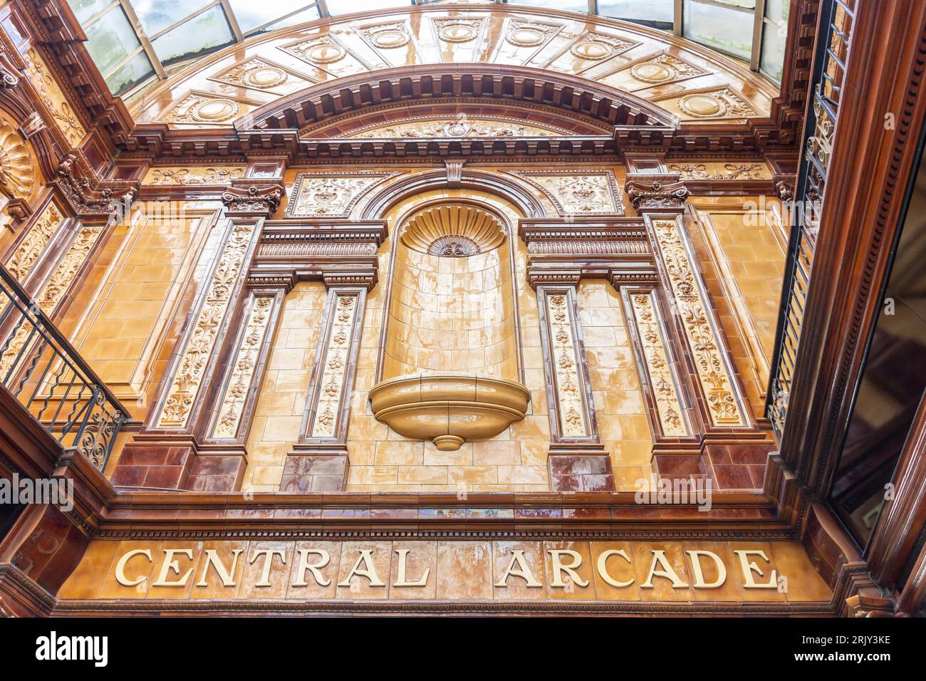 Travaux de carrelage intérieur dans Edwardian Central Arcade, Grainger Street, Grainger Town, Newcastle upon Tyne, Tyne and Wear, Angleterre, Royaume-Uni Banque D'Images