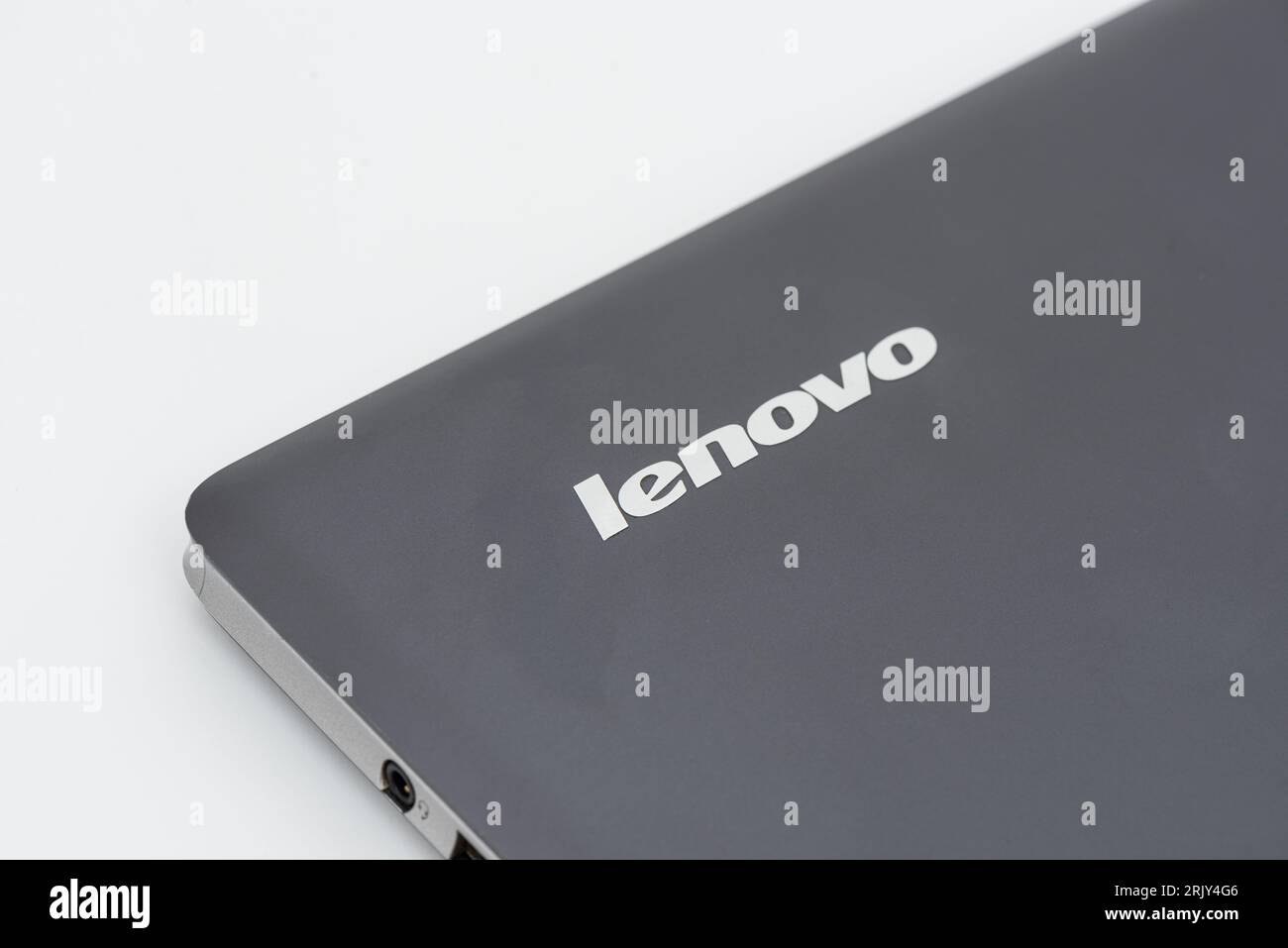 ISTANBUL- TURQUIE - 19 DÉCEMBRE 2023 : l'ordinateur portable Lenovo IdeaPad Flex 5i 2-en-1 dispose d'un clavier rétroéclairé et prend en charge Lenovo. Banque D'Images