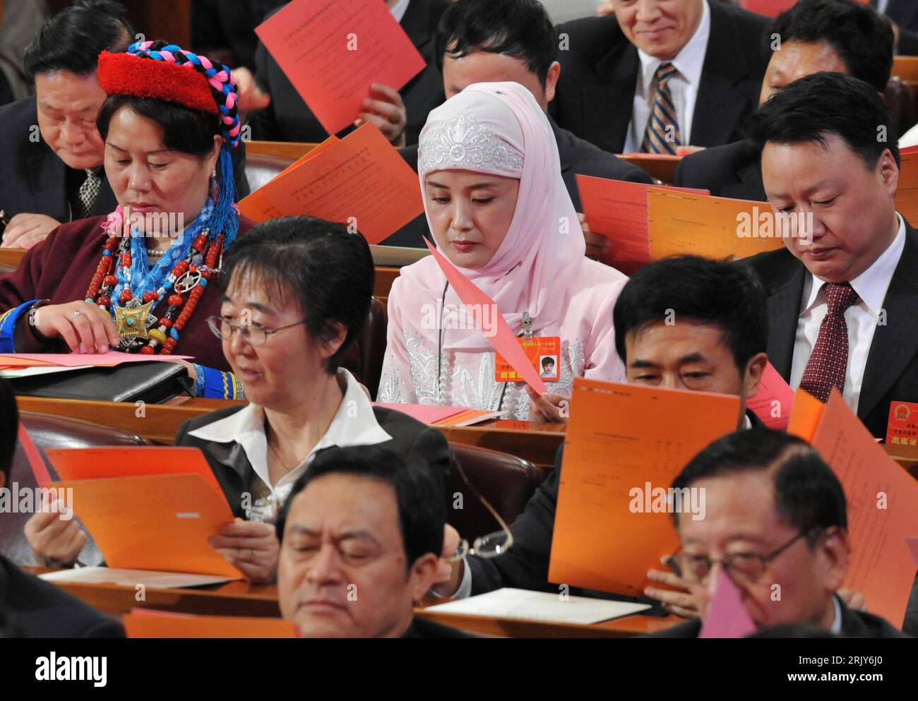 Bildnummer : 52457648 Datum : 16.03.2008 Copyright : imago/Xinhua Delegierte studieren Wahlzettel auf dem 11. Nationalen Volkskongress in Peking PUBLICATIONxNOTxINxCHN, Personen ; 2008, Pékin, Nationaler Volkskongress, Wahl, wählen, ; , quer, Kbdig, Gruppenbild, , Politik Banque D'Images