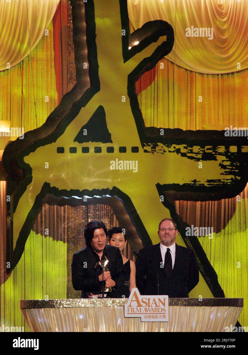 Bildnummer : 52460212 Datum : 17.03.2008 Copyright : imago/Xinhua Preisträger Regisseur Lee Chang-dong (li.) anlässlich seiner Auszeichnung für den film - Secret Sunshine - während der Asian film Awards in Hong Kong - PUBLICATIONxNOTxINxCHN, Objekte , Personen ; 2008, Hong Kong, Filmregisseur, Preisträger, Auszeichnung, Preisverleihung, Trophäe, Trophäen, Prix, Prix, Krux ; , hoch, Kbdig, Gruppenbild, film, Kunst, Schriftzug, Logos, Randbild, les gens Banque D'Images