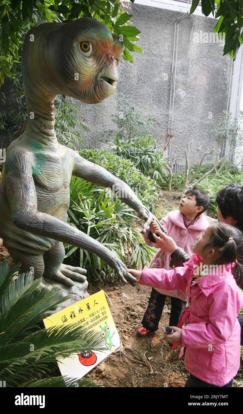 Bildnummer : 52467636 Datum : 22.03.2008 Copyright : imago/Xinhua Kinder bestaunen die figur eines Außerirdischen im Quancheng Park in Jinan - PUBLICATIONxNOTxINxCHN , Objekte , Personen , Skepsis , premiumd; 2008, Jinan, China, Mädchen, Kleinkind, Kleinkinder, Alien, Aliens, Außerirdische, außerirdisch, Ausstellung ; , hoch, Kbdig, Gruppenbild, Bildhauerei, Kunst, , Asien o0 E.T., ET Banque D'Images