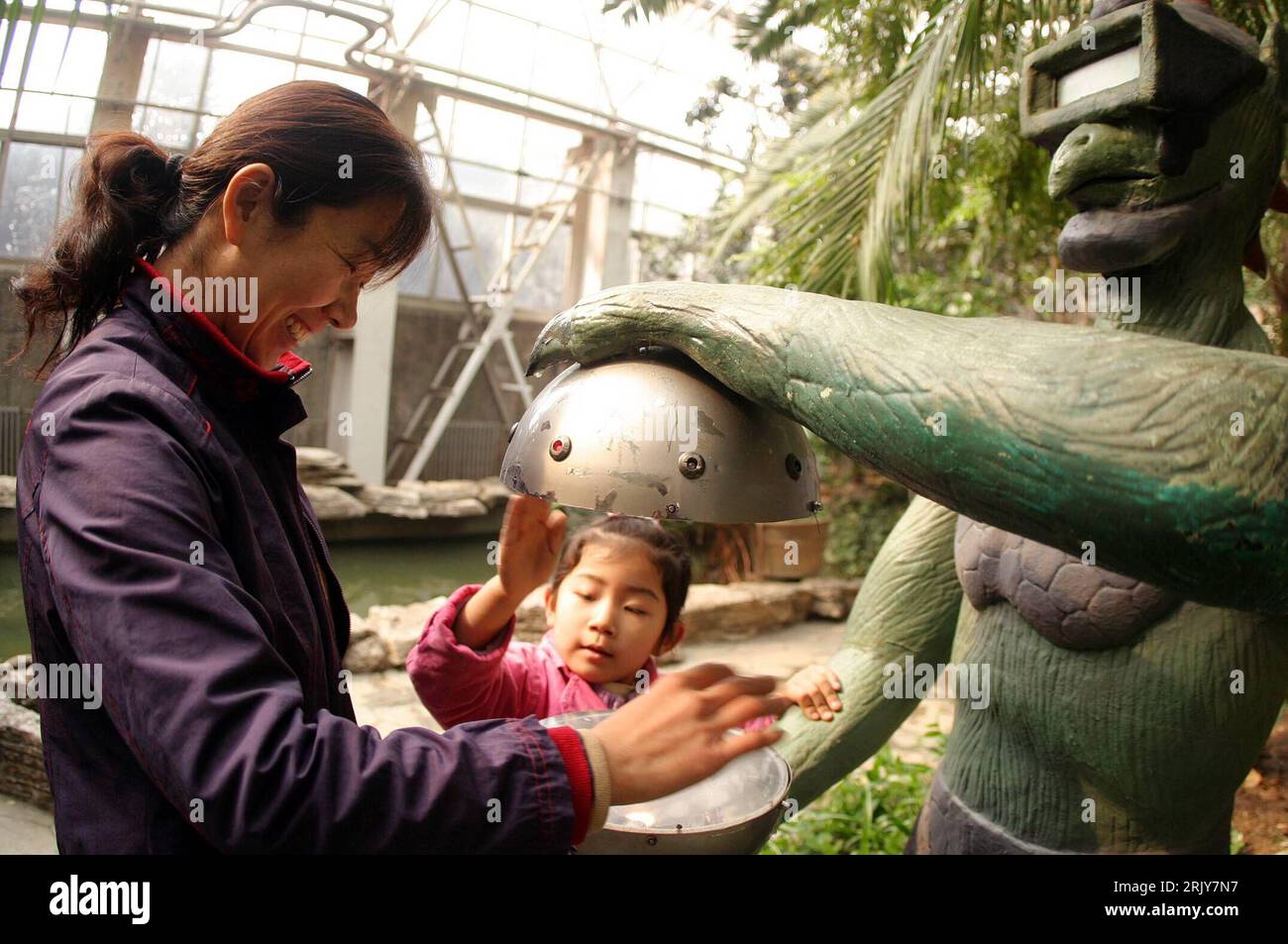 Bildnummer : 52467650 Datum : 22.03.2008 Copyright : imago/Xinhua Mutter und Kind amüsieren sich vor der figur eines Außerirdischen im Quancheng Park in Jinan - PUBLICATIONxNOTxINxCHN , Objekte , Personen , Freude , optimistisch; 2008, Jinan, Chine, Frau, genre, famille, Chinois, Chinois, Alien, Aliens, Außerirdischer, Außerirdische, außerirdisch, Ausstellung; quer, Kbdig, Gruppenbild, Bildhauerei, Kunst, , , Asien Banque D'Images