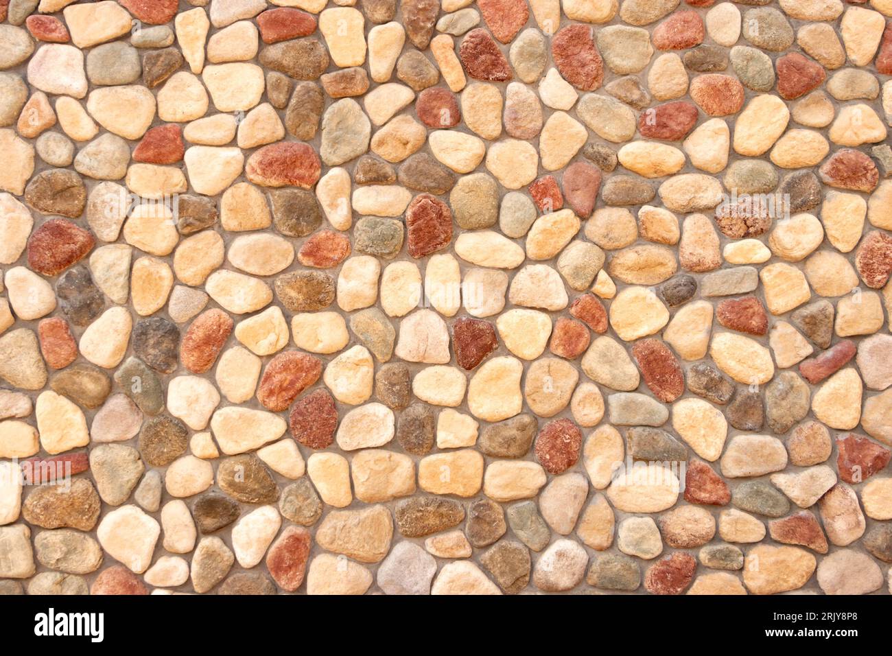 Image de haute qualité avec un motif sans couture de cailloux multicolores lisses disposés dans un design complexe en mosaïque. Banque D'Images