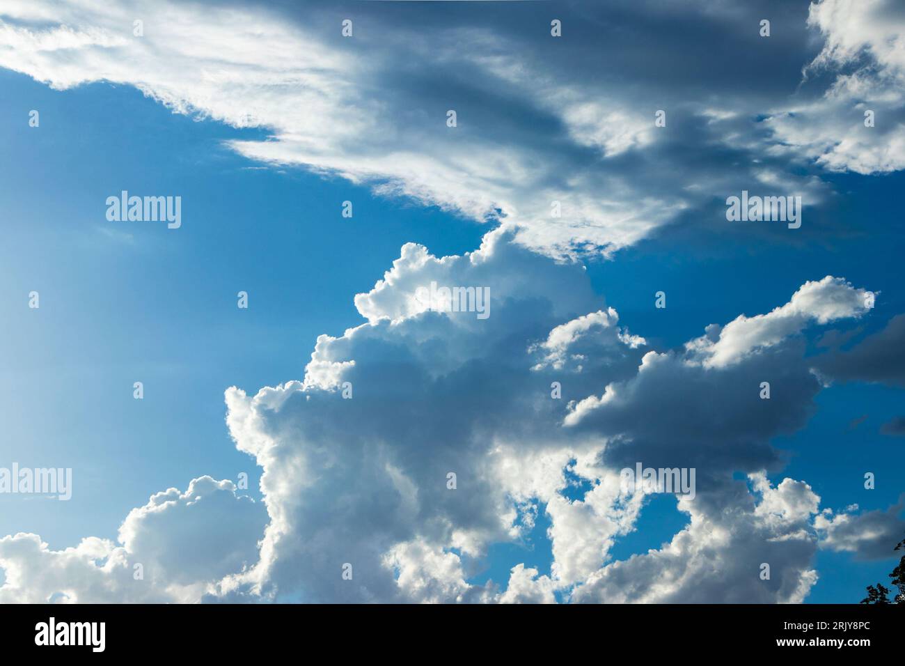 cumulo nimbus nuages dans un ciel bleu, avec une doublure argentée Banque D'Images