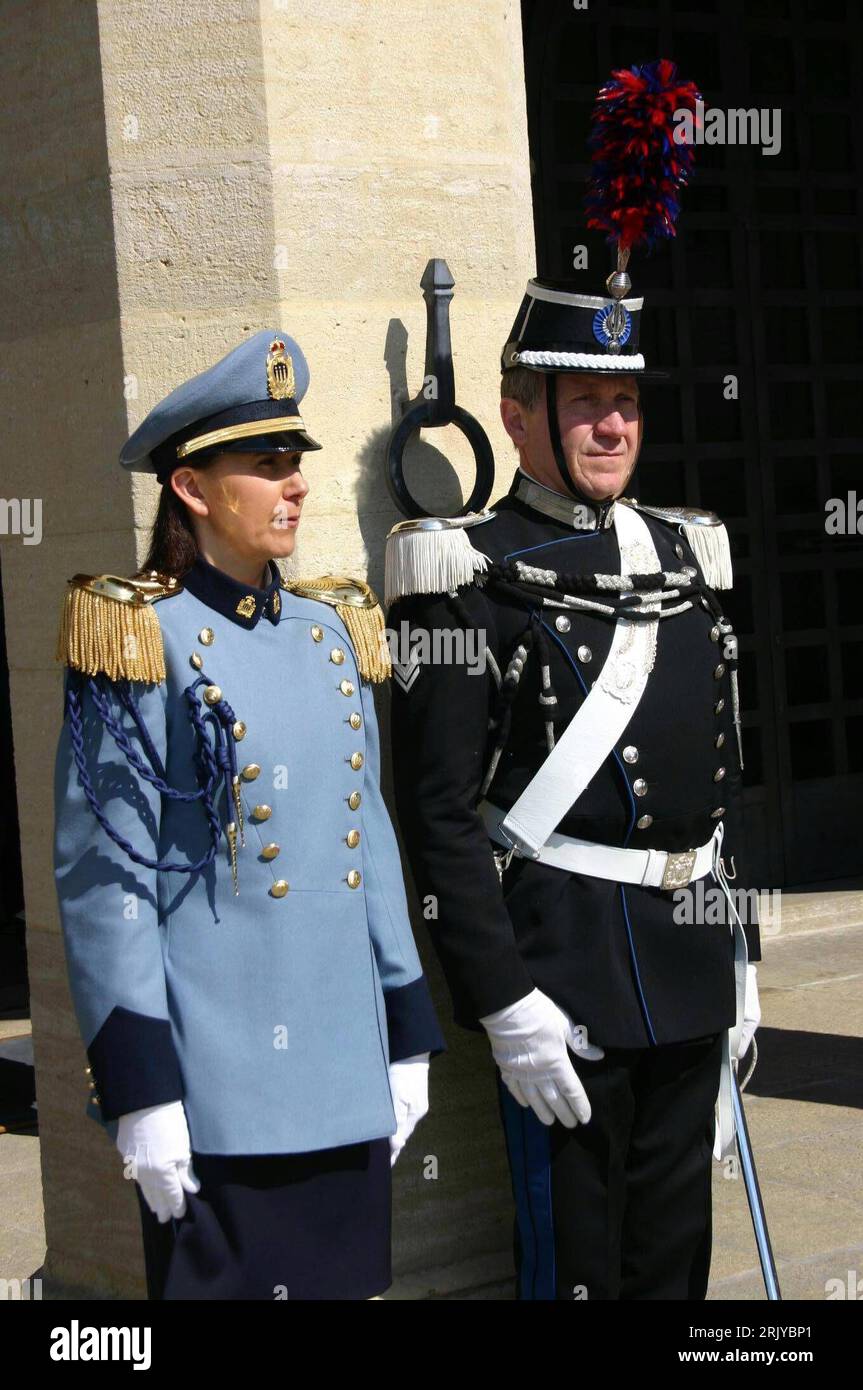 Bildnummer : 52495229 Datum : 05.04.2008 Copyright : imago/Xinhua Polizistin und Polizist in San Marino PUBLICATIONxNOTxINxCHN , Personen , ; 2008, Saint-Marin , ; , hoch, Kbdig, , Randbild, Polizei, Staat, , Europa o0 Gruppenbild Banque D'Images