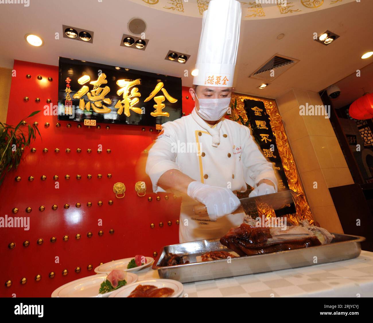 Bildnummer : 52504849 Date de référence : 02.04.2008 Copyright : imago/Xinhua Koch beim Zerkleinern einer Pekingente im ältesten Pekingenten Restaurant Quanjude in Pékin - PUBLICATIONxNOTxINxCHN, Personen ; 2008, Pékin, Chine, restaurants, Ente, Zubereitung, Food, Köche; , quer, Kbdig, Einzelbild, Gastronomie, Wirtschaft, , Reisen, Asien Banque D'Images