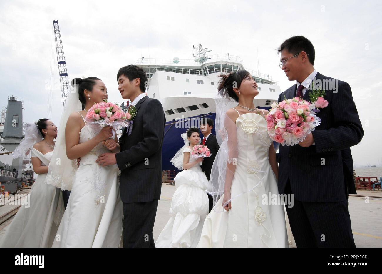 Bildnummer : 52514957 Datum : 20.04.2008 Copyright : imago/Xinhua Brautpaare während der Feierlichkeiten zu ihrer Hochzeit auf einem Kreuzfahrtschiff in Yizheng, China - PUBLICATIONxNOTxINxCHN, Personen , Glück , optimistisch; 2008, Yizheng, Feste ; , quer, Kbdig, Gruppenbild, , Gesellschaft, Asien Banque D'Images