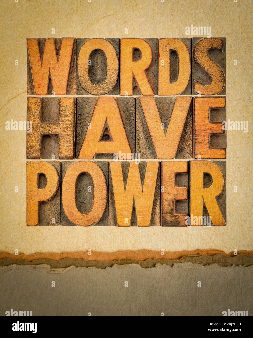 les mots ont un message de puissance - abstrait en typographie vintage type bois contre papier d'art, concept de communication Banque D'Images