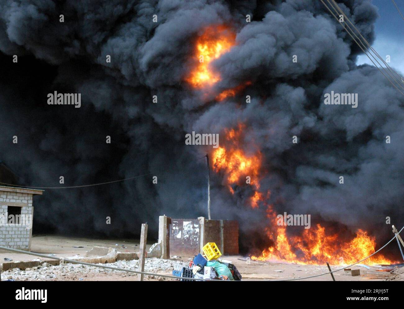 Bildnummer : 52539493 Datum : 16.05.2008 Copyright : imago/Xinhua Großbrand nach der explosion einer Pipeline in Lagos/Nigeria - PUBLICATIONxNOTxINxCHN , Landschaft ; 2008, Lagos, Nigeria, Feuer, Brand, explosion, Rauch, qualm, Premiumd ; , quer, Kbdig, totale, , , Afrika Bildnummer 52539493 Date 16 05 2008 Copyright Imago XINHUA incendie majeur après l'explosion a Pipeline in Lagos Nigeria PUBLICATIONxNOTxINxCHN Landscape 2008 Lagos Nigeria Fire Brand explosion Smoke Premiumd horizontal Kbdig long shot Africa Banque D'Images