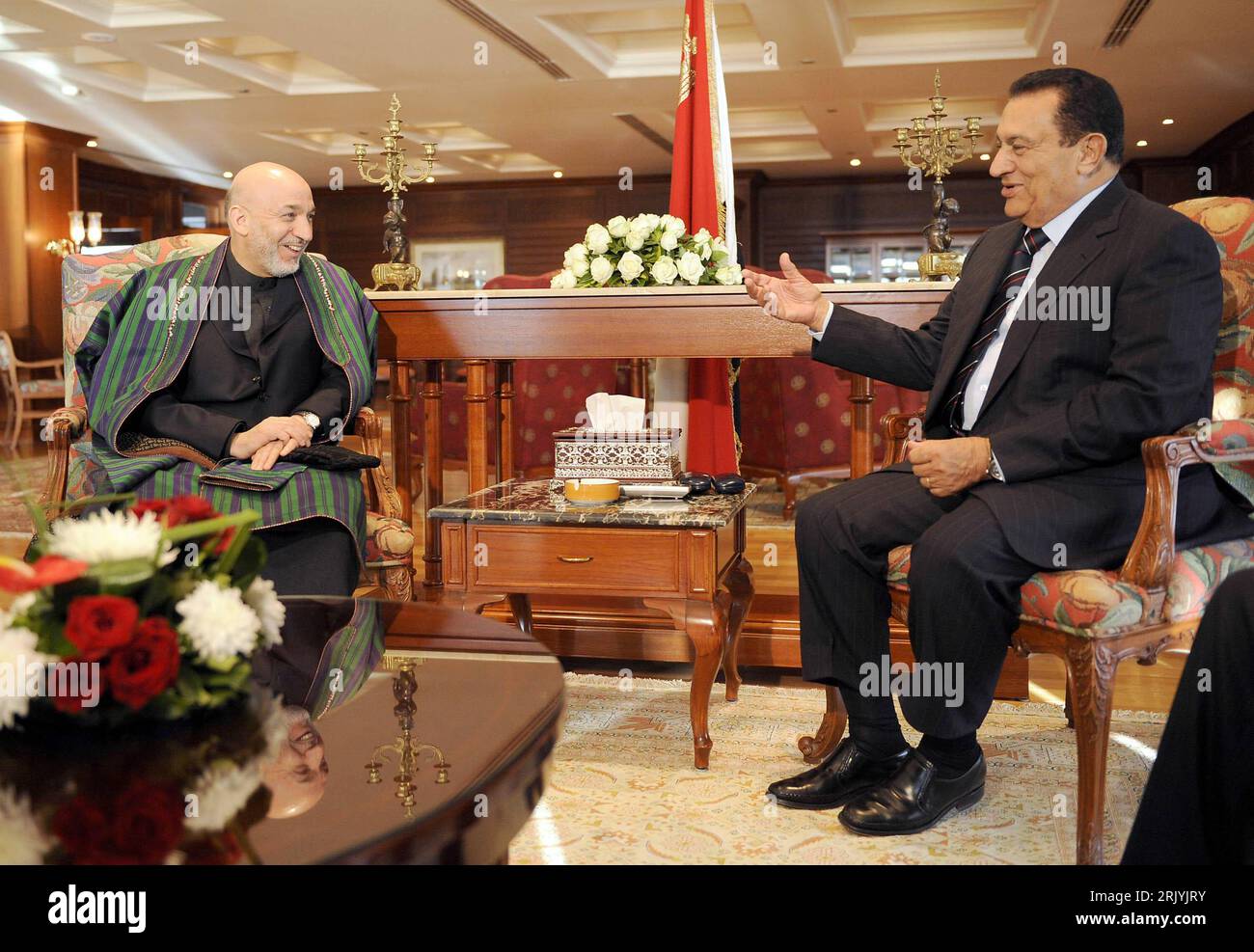 Präsident Hosni Mubarak (re., Ägypten) und Präsident Hamid Karzai (Afghanistan) im Gespräch anlässlich der Nahostkonferenz des Weltwirtschaftsforums in Sharm-el-Sheik - PUBLICATIONxNOTxINxCHN Banque D'Images
