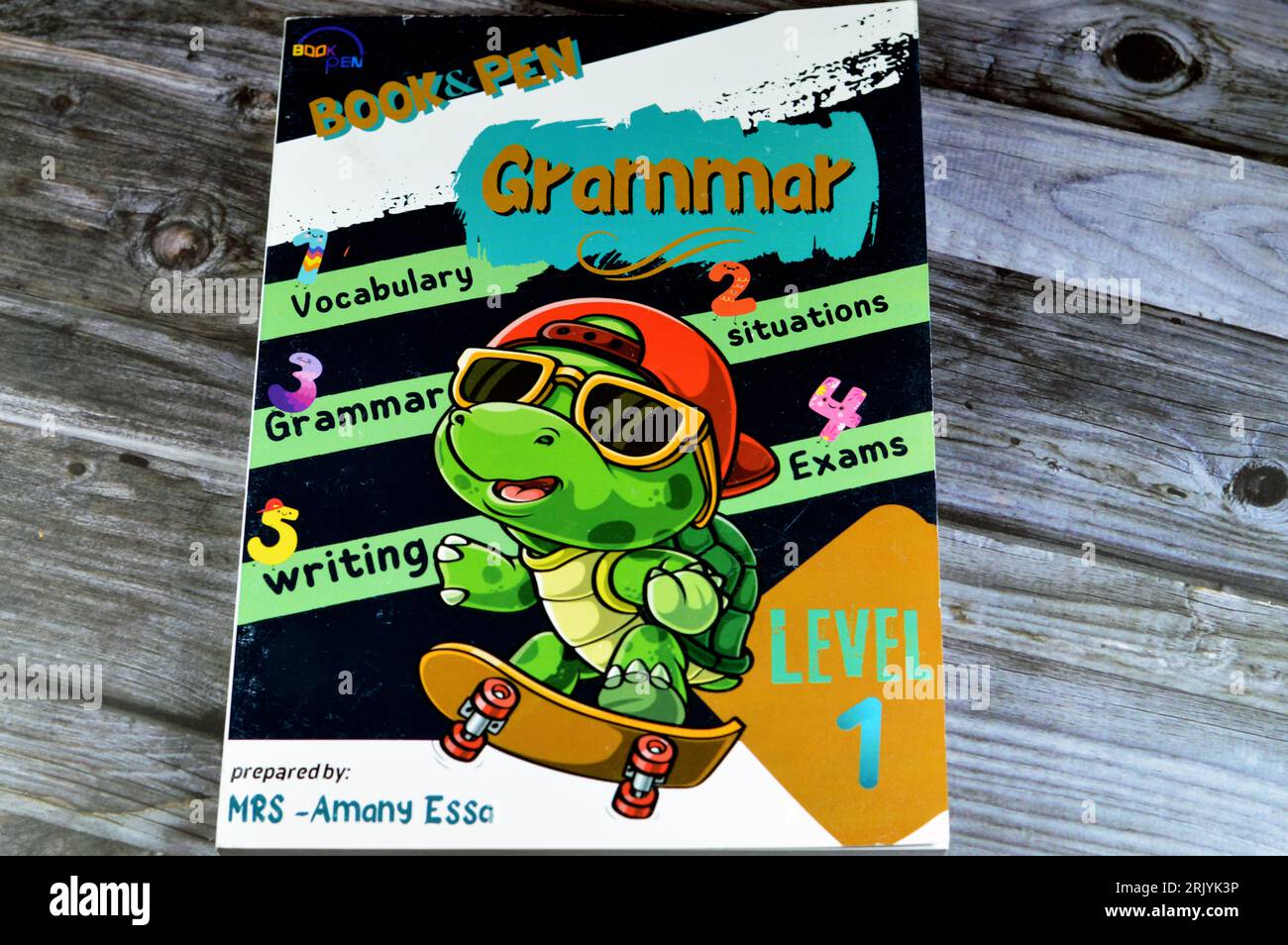Le Caire, Égypte, août 18 2023 : grammaire du livre et du stylo, Livres éducatifs utilisés par les écoliers égyptiens, apprentissage, enseignement, concept de livres éducatifs Banque D'Images