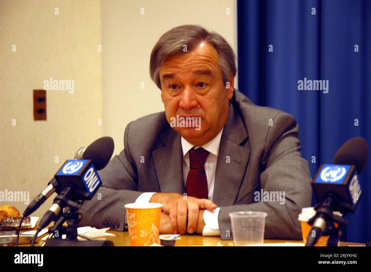 Bildnummer : 52546994 Datum : 21.05.2008 Copyright : imago/Xinhua Antonio Oliveira Guterres (un Flüchtlingskommissar) anlässlich einer Pressekonferenz zur Hilfe der uno für die Opfer des Erdbebens in China - Genf PUBLICATIONxNOTxINxCHN , Personen ; 2008, Genf , Politik , Pressetermin, premiumd , Erdbeben ; , quer, Kbdig, Einzelbild, Randbild, People Bildnummer 52546994 Date 21 05 2008 Copyright Imago XINHUA Antonio Oliveira Guterres Commissaire des Nations Unies pour les réfugiés lors d'une conférence de presse pour aider l'ONU aux victimes du tremblement de terre en Chine Genève PUBLICATIONxNOTxINxCHN People 2008 Genève poli Banque D'Images