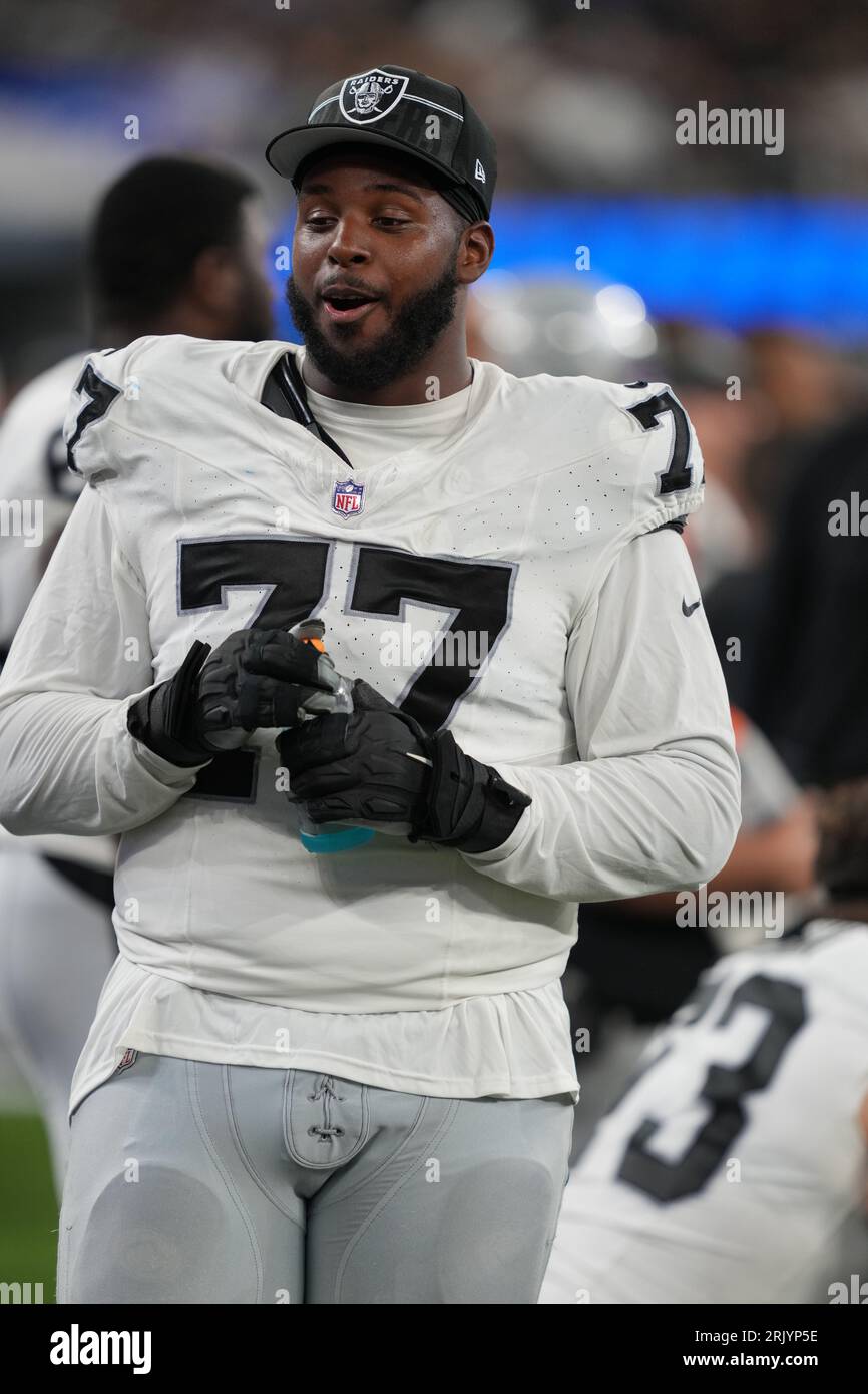 Les Las Vegas Raiders attaquent Thayer Munford Jr marche le long de la ligne de touche de l'équipe lors d'un match de pré-saison de la NFL entre les Las Vegas Raiders et les Los Angeles Rams au SoFi Stadium à Inglewood, CA, le 19 août 2023. Les Raiders battent les Rams 34 à 17. (Max Siker / image du sport) Banque D'Images