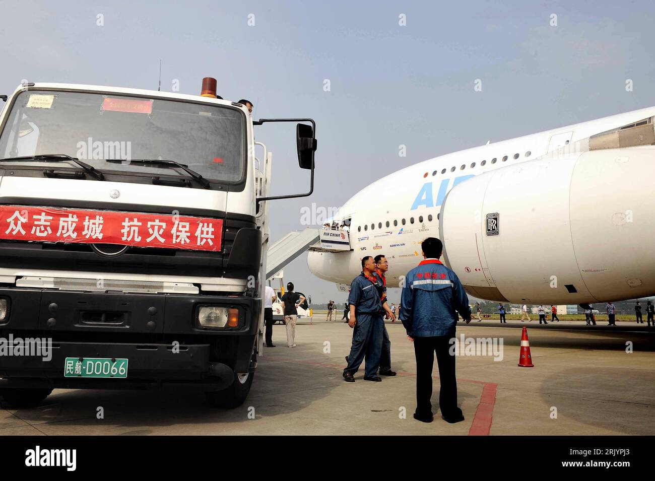 Bildnummer : 52560675 Datum : 31.05.2008 Copyright : imago/Xinhua Airbus A380 auf dem Shuangliu International Airport in Chengdu bringt von der chinesischen Botschaft in Paris gesammelte Zelte für die Erdbebenregion von Sichuan - PUBLICATIONxNOTxINxCHN, Objekte ; 2008, China, A 380 , Flugzeug, LKW, Flughafen, Beben, Erdbeben; , quer, Kbdig, Einzelbild, , , Asien Bildnummer 52560675 Date 31 05 2008 Copyright Imago XINHUA Airbus A380 sur l'aéroport international Shuangliu à Chengdu apporte de l'ambassade de Chine à Paris des tentes collectées pour la région du tremblement de terre de Sichuan PUBLICATIONxN Banque D'Images