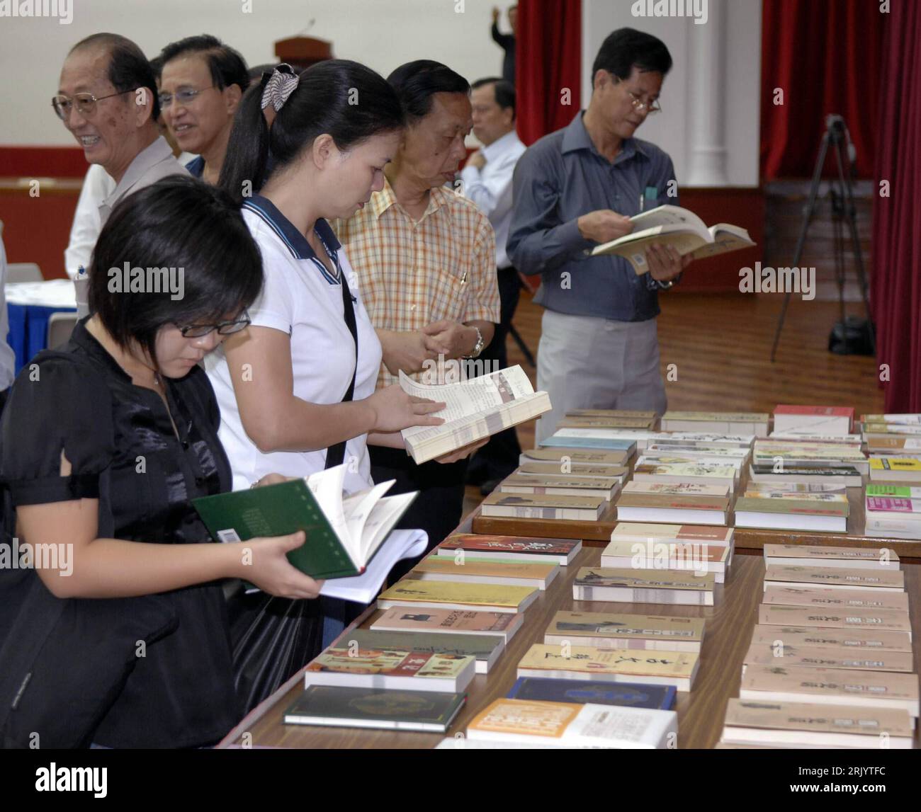 Bildnummer : 52570905 Datum : 08.06.2008 Copyright : imago/Xinhua Chinesen des Vereins für chinesische clans in Singapur mit Büchern - Präsentation in der chinesischen Botschaft - Dank für die Spenden aus Singapur für die Opfer des Erbebens PUBLICATIONxNOTxINxCHN , Personen ; 2008, Singapour, Chine , Erdbeben ; , quer, Kbdig, Gruppenbild, , Gesellschaft, Asien Bildnummer 52570905 Date 08 06 2008 Copyright Imago XINHUA Chinese Association for Chinese Clan in Singapore with Books Presentation in the Chinese Embassy Merci pour les dons à Singapour pour les victimes The Erbebens PUBLICAT Banque D'Images