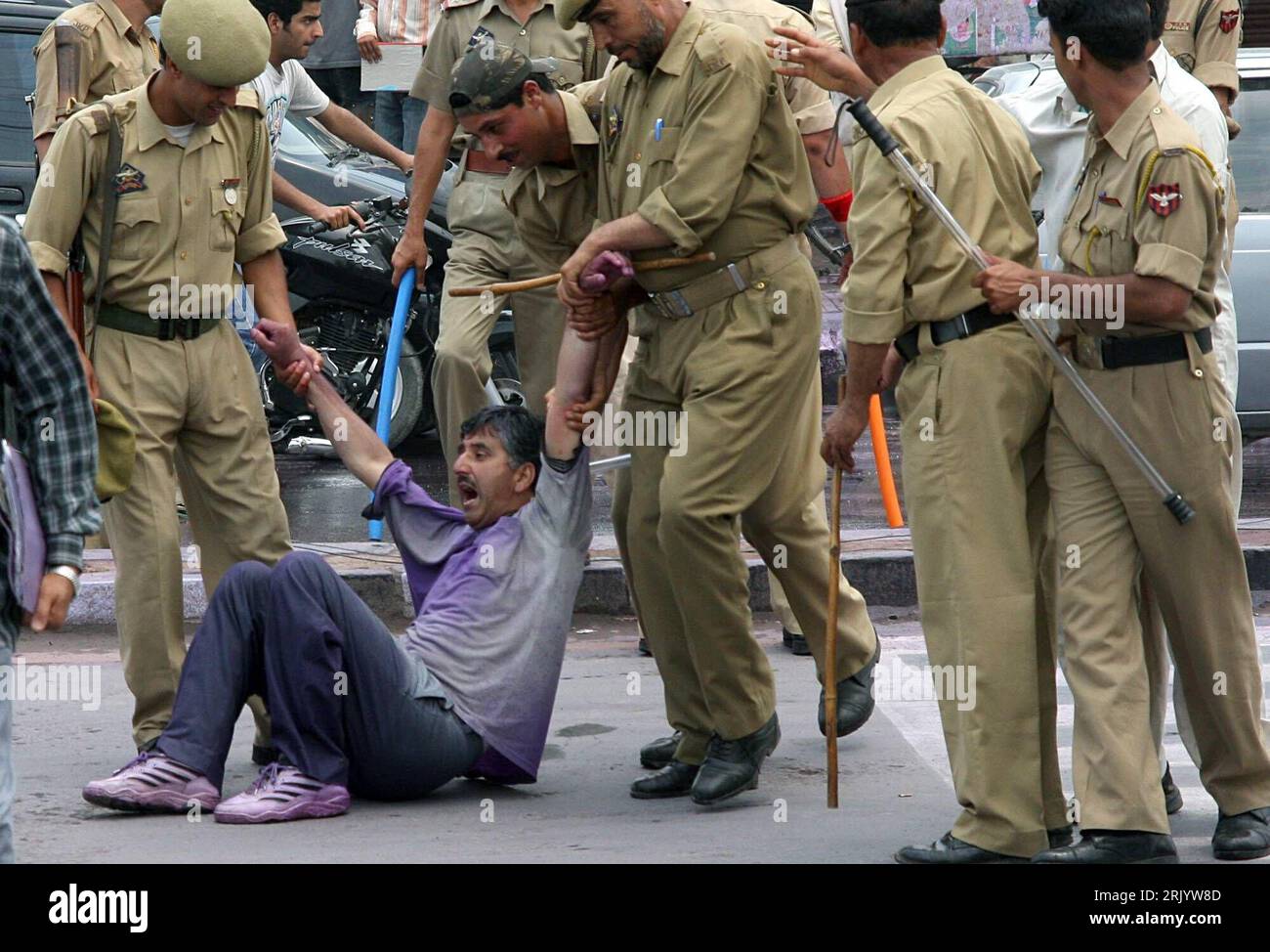 Bildnummer : 52575704 Datum : 12.06.2008 Copyright : imago/Xinhua Polizisten während der Festnahme eines streikenden Demonstranten während anhaltender Proteste in Srinagar, Kaschmir - PUBLICATIONxNOTxINxCHN, Personen , premiumd ; 2008, Srinagar, Kaschmir, Indien , Démo ; , quer, Kbdig, Gruppenbild, , Polizei, Staat, Politik, Asien Bildnummer 52575704 Date 12 06 2008 Copyright Imago XINHUA policiers lors de l'arrestation une grève manifestants lors de manifestations soutenues à Srinagar Cachemire PUBLICATIONxNOTxINxCHN People premiumd 2008 Srinagar Cachemire Inde manifestation horizontale Kbdig photo de groupe Banque D'Images