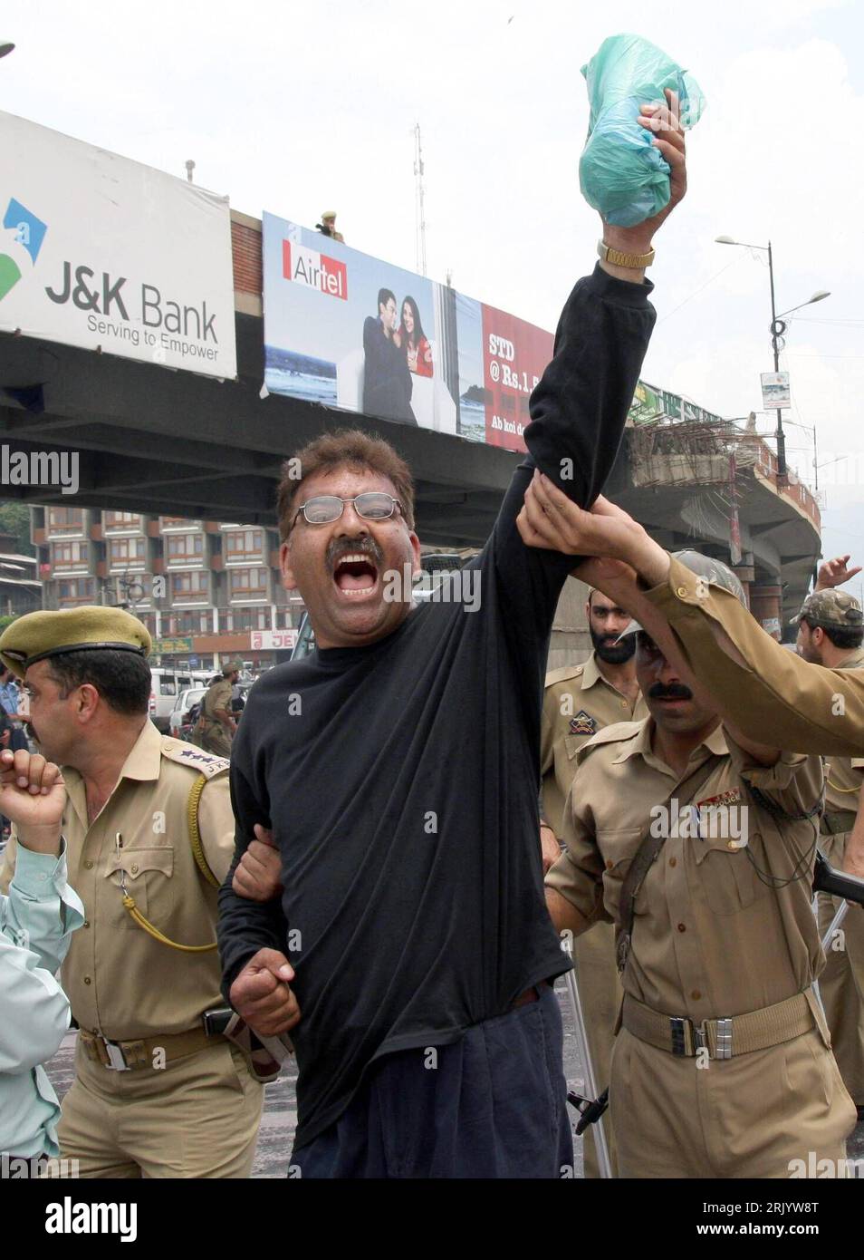 Bildnummer : 52575706 Datum : 12.06.2008 Copyright : imago/Xinhua Polizisten während der Festnahme eines streikenden Demonstranten während anhaltender Proteste in Srinagar, Kaschmir - PUBLICATIONxNOTxINxCHN, Personen , Aufregung , pessitisch , Premiumd ; 2008, Srinagar, Kaschmir, Indien , Demo ; , hoch, Kbdig, Gruppenbild, fermer, , Polizei, Staat, Politik, Asien Bildnummer 52575706 Date 12 06 2008 Copyright Imago XINHUA policiers lors de l'arrestation une grève manifestants lors de manifestations soutenues à Srinagar Cachemire PUBLICATIONxNOTxINxCHN personnes excitation pessimiste premiumd 2008 Srinagar Banque D'Images