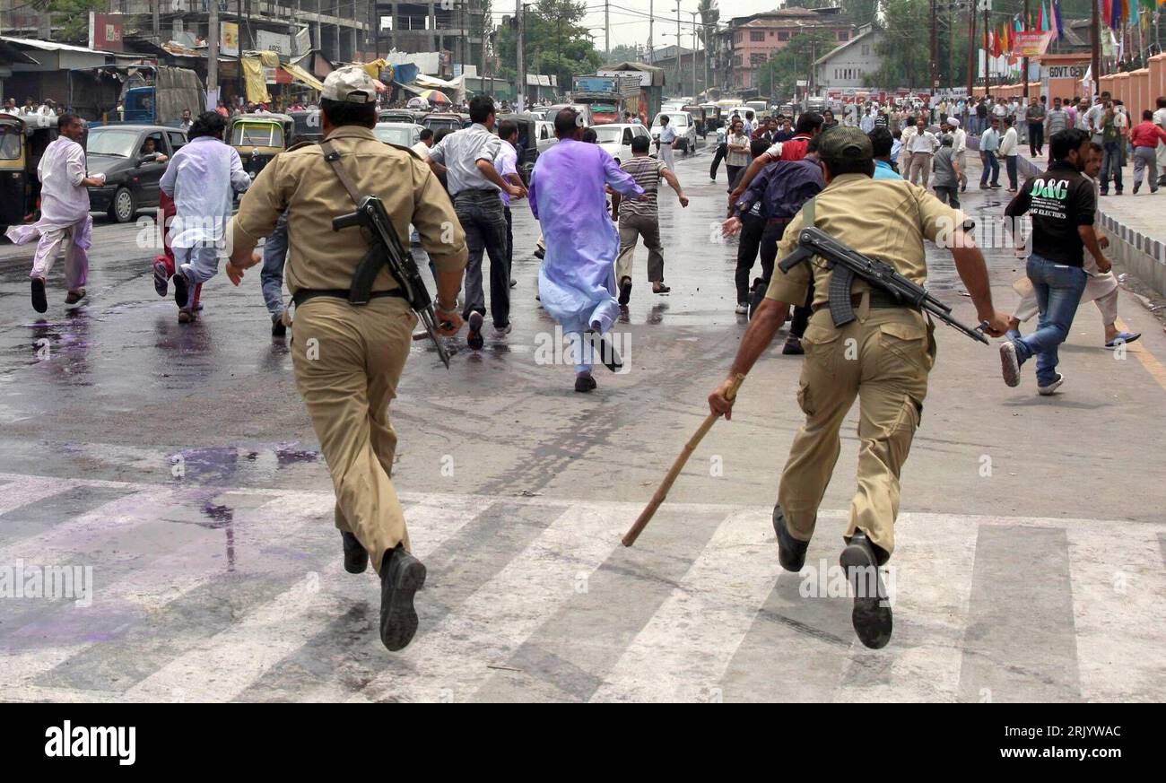 Bildnummer : 52575711 Datum : 12.06.2008 Copyright : imago/Xinhua Polizisten verfolgen streikende Demonstranten während anhaltender Proteste in Srinagar, Kaschmir - PUBLICATIONxNOTxINxCHN, Personen ; 2008, Srinagar, Kaschmir, Indien , Demo ; , quer, Kbdig, Gruppenbild, Rückansicht, Perspektive, , Polizei, Staat, Politik, Asien Bildnummer 52575711 Date 12 06 2008 Copyright Imago XINHUA les policiers suivent la grève des manifestants lors de manifestations soutenues à Srinagar Cachemire PUBLICATIONxNOTxINxCHN People 2008 Srinagar Cachemire Inde manifestation horizontale photo de groupe Kbdig Retour Voir perspective Polic Banque D'Images