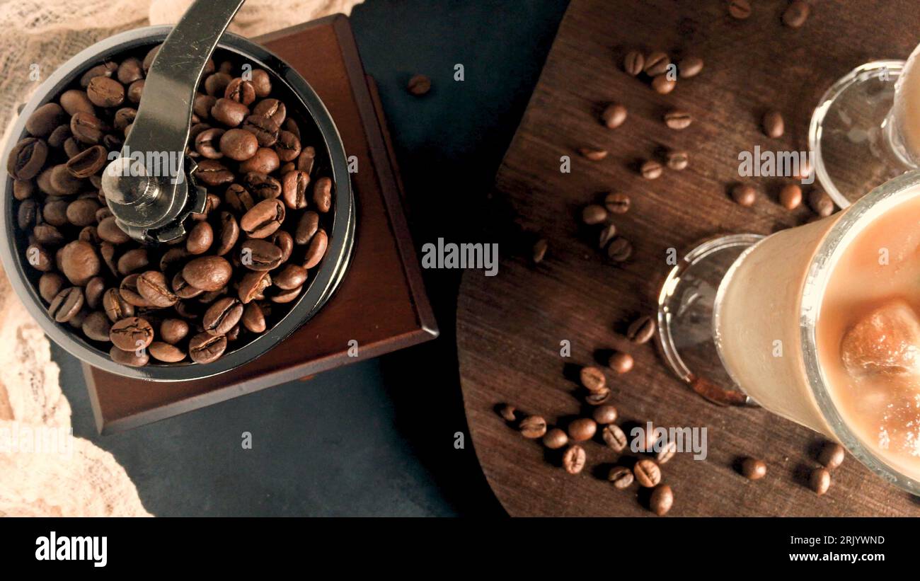 Café glacé dans des pots de verre sur la table. Banque D'Images