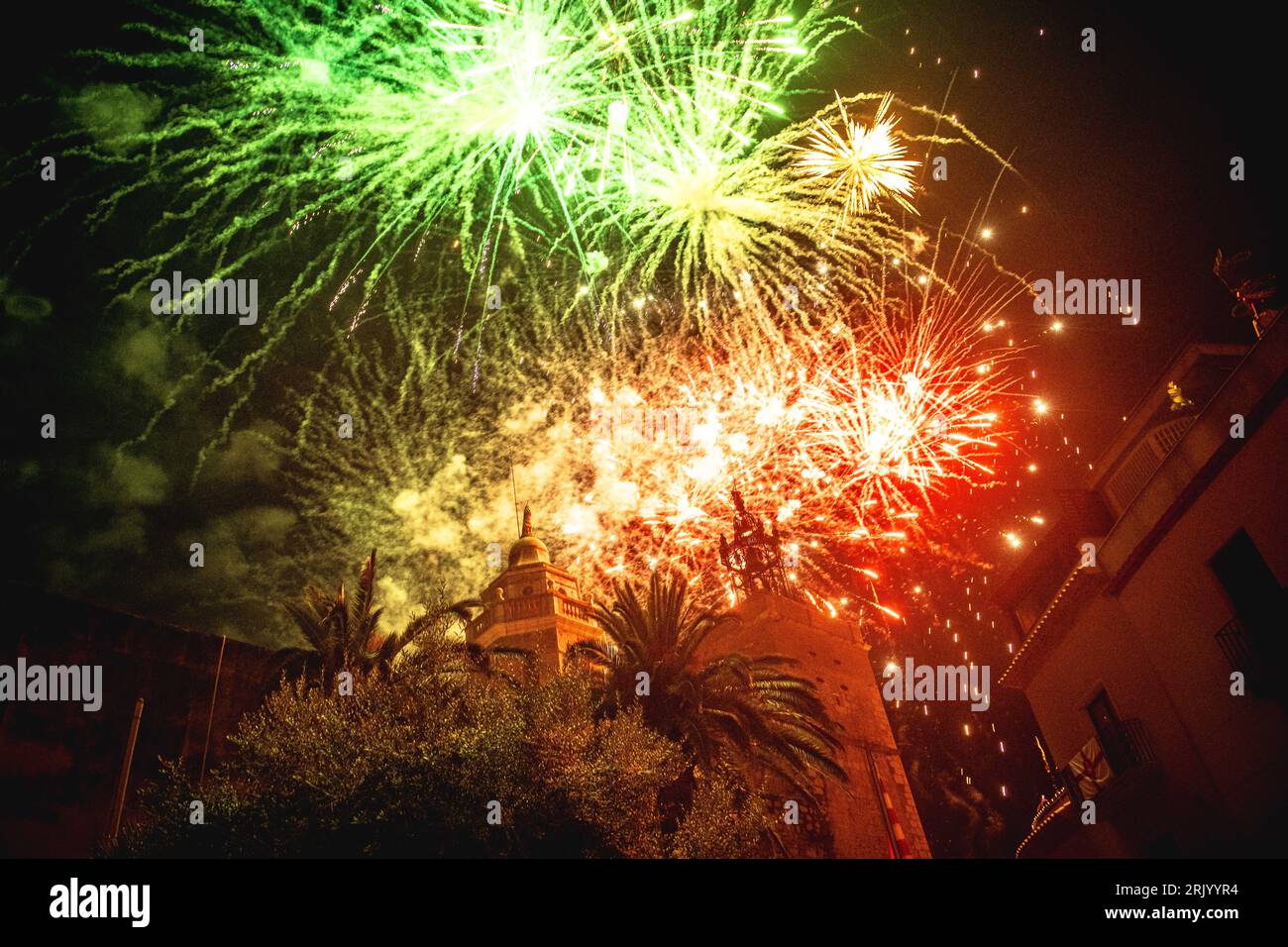 Sitges, Espagne. 23 août 2023. Le traditionnel feu d'artifice à l'église 'San Bartolomé' tous les 23 août pendant la 'Festa Major de Sitges'. Crédit : Matthias Oesterle/Alamy Live News Banque D'Images