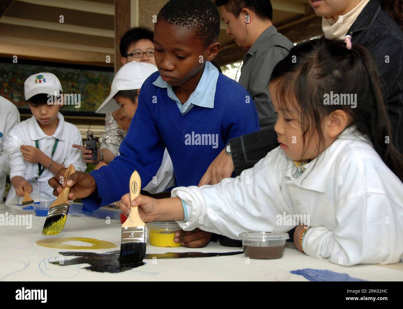 Bildnummer : 52619914 Datum : 16.07.2008 Copyright : imago/Xinhua Chinesische und kenianische Kinder zeichnen während eines Wettbewerbes anlässlich des United Nations Environment Programme in Nairobi PUBLICATIONxNOTxINxCHN , Personen ; 2008, Nairobi, Kenia, ONU, ONU, PNUE ; , QUER, Kbdig, Gruppenbild, Malerei, Kunst, , Gesellschaft, Afrika Bildnummer 52619914 Date 16 07 2008 Copyright Imago XINHUA des enfants chinois et kenyans dessinent lors d'une compétition dans le cadre des programmes des Nations Unies pour l'environnement à Nairobi PUBLICATIONxNOTxINxCHN People 2008 Nairobi Kenya un PNUE horizontal Kbdig Group phot Banque D'Images