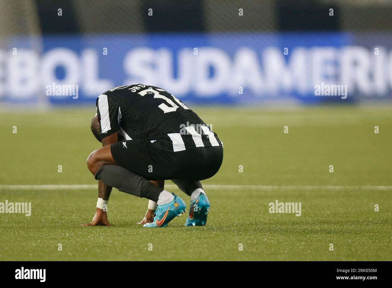 Rio de Janeiro, Brésil. 23 août 2023. Junior Santos de Botafogo, lors du match entre Botafogo et Defensa y Justicia pour la 1e manche des quarts de finale de la Copa Conmebol Sudamericana 2023, au stade Nilton Santos, à Rio de Janeiro, Brésil, le 23 août. Photo : Satiro Sodre/DiaEsportivo/Alamy Live News crédit : DiaEsportivo/Alamy Live News Banque D'Images