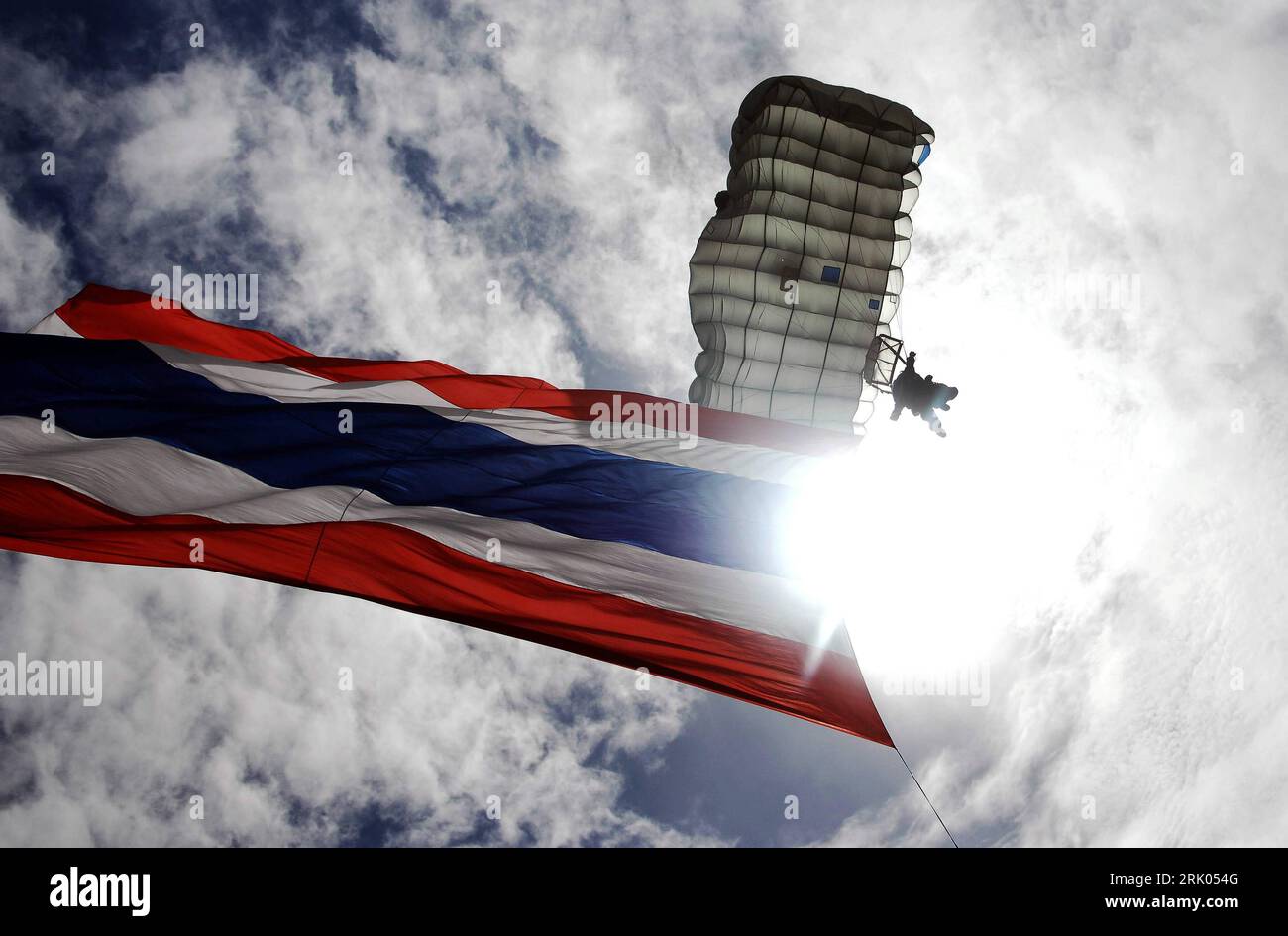 Bildnummer : 52635565 Datum : 29.07.2008 Copyright : imago/Xinhua Fallschirmjäger mit der Fahne Thailands beim Abschluss der gemeinsamen anti-terreur-Übung - Strike 2008 - chinesischer und thailändischer Soldaten in Chiangmai, Thailand PUBLICATIONxNOTxINxCHN , Personen , ; 2008, Chiangmai, , premiumd Antiterrorübung Fallschirmspringer ; , quer, Kbdig, Einzelbild, Froschperspektive, Perspektive, , Militaer, Staat, o0 Gegenlichtaufnahme Bildnummer 52635565 Date 29 07 2008 Copyright Imago XINHUA parachutistes avec le Flag Thai Mainland la conclusion l'exercice anti-terreur commun frappe 2 Banque D'Images