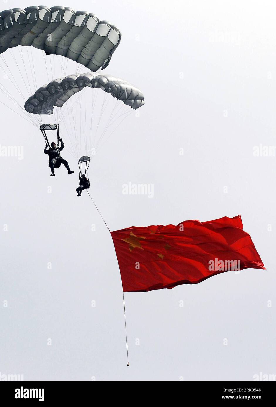 Bildnummer : 52635566 Datum : 29.07.2008 Copyright : imago/Xinhua Fallschirmjäger mit der Fahne Chinas beim Abschluss der gemeinsamen anti-Terror-Übung - Strike 2008 - chinesischer und thailändischer Soldaten in Chiangmai, Thailand PUBLICATIONxNOTxINxCHN , Personen ; 2008, Chiangmai, Antiterrorübung Fallschirmspringer China ; , hoch, Kbdig, Gruppenbild, , Militaer, Staat, Bildnummer 52635566 Date 29 07 2008 Copyright Imago XINHUA parachutistes avec le drapeau Chine la conclusion l'exercice anti-terreur commun frappe 2008 soldats chinois et thaïlandais à Chiangmai Thai Country PUBLICATIONxNOTxI Banque D'Images